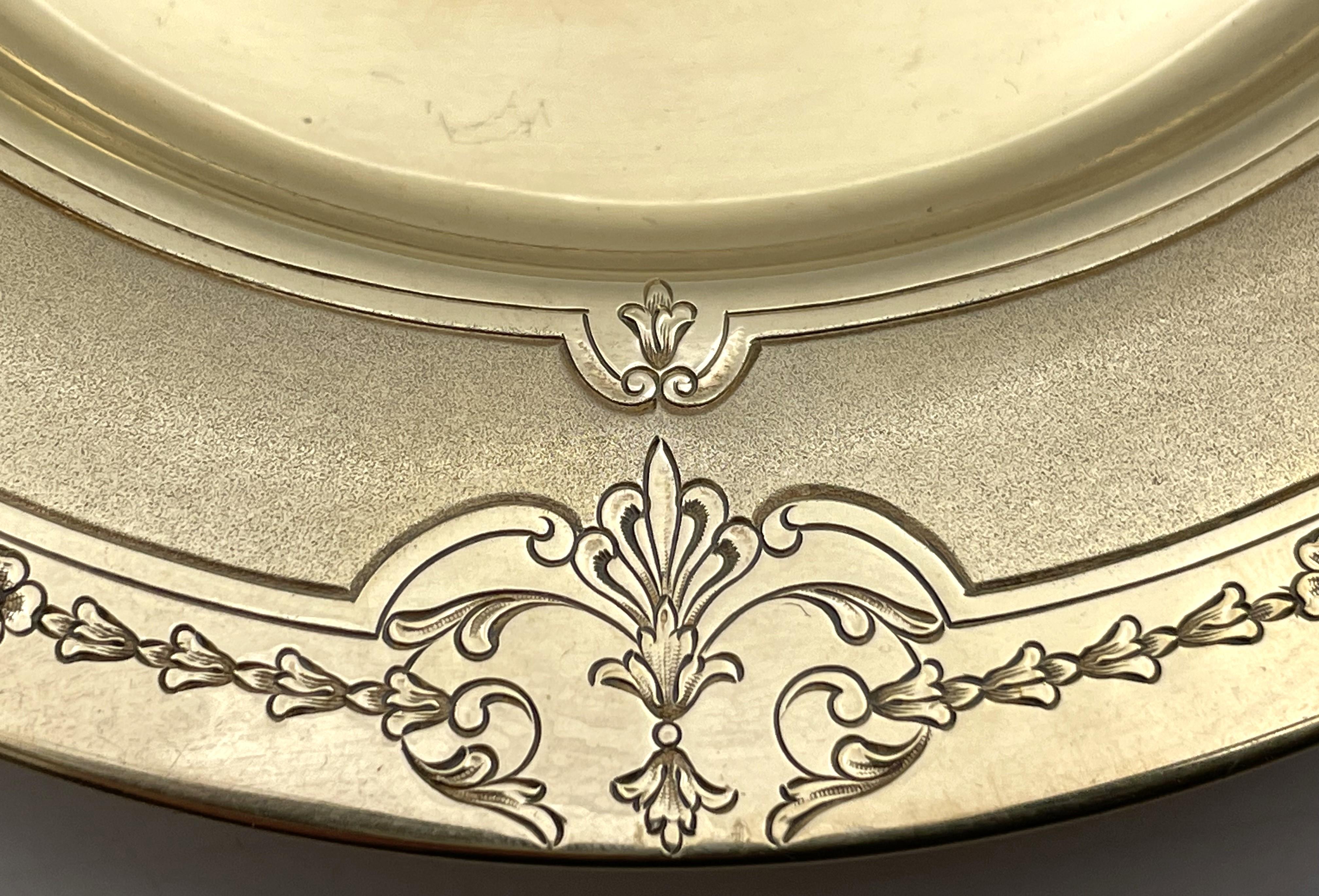 Towle Set of 15 Gilt Sterling Silver Dessert / Bread Plates Early 20th Century In Good Condition For Sale In New York, NY