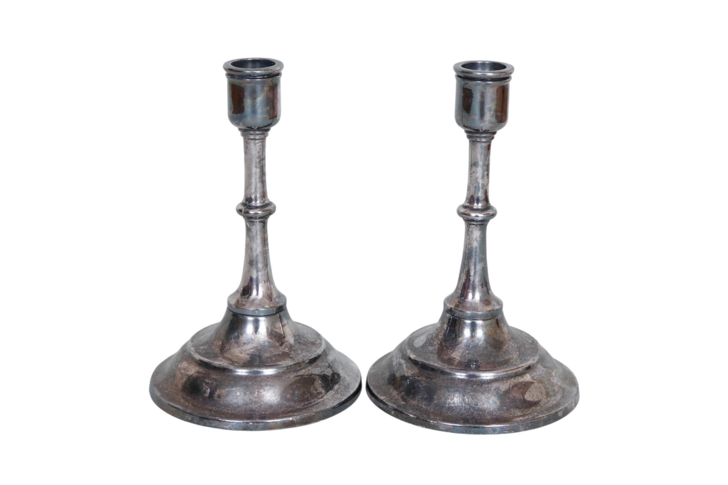 Una coppia di portacandele tradizionali di Towle. Le colonne argentate sono tornite con eleganti capitelli e basi rotonde a gradini. Con la dicitura 