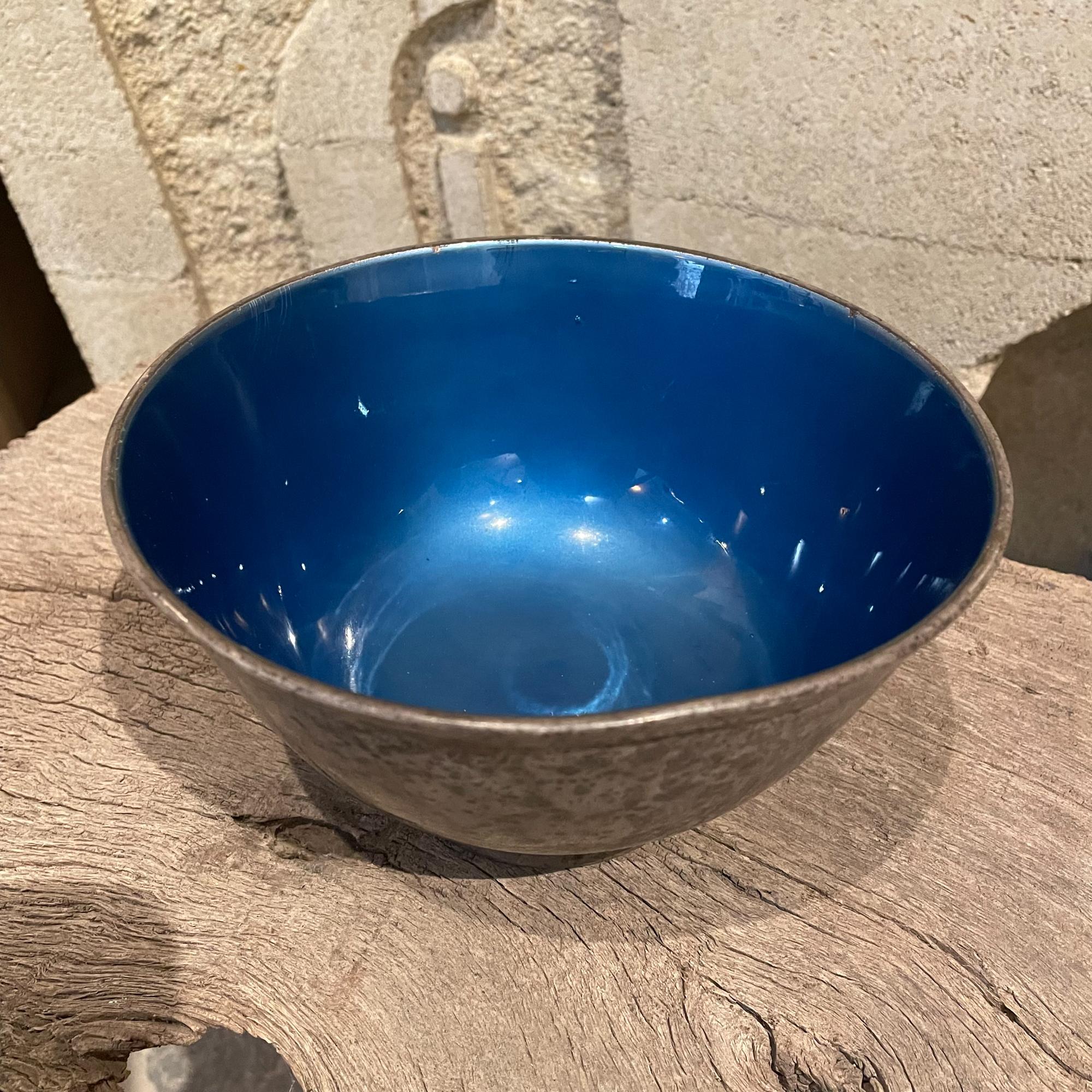 Offering you: Towle Silversmiths mid century silver plate blue enamel bowl vintage piece circa 1970s
Measures: 7 in diameter x 3.88 inches
Lustrous Blue Colored Enamel with Silver plate
Maker Stamped TOWLE EP 5003
Damage on interior. Vintage