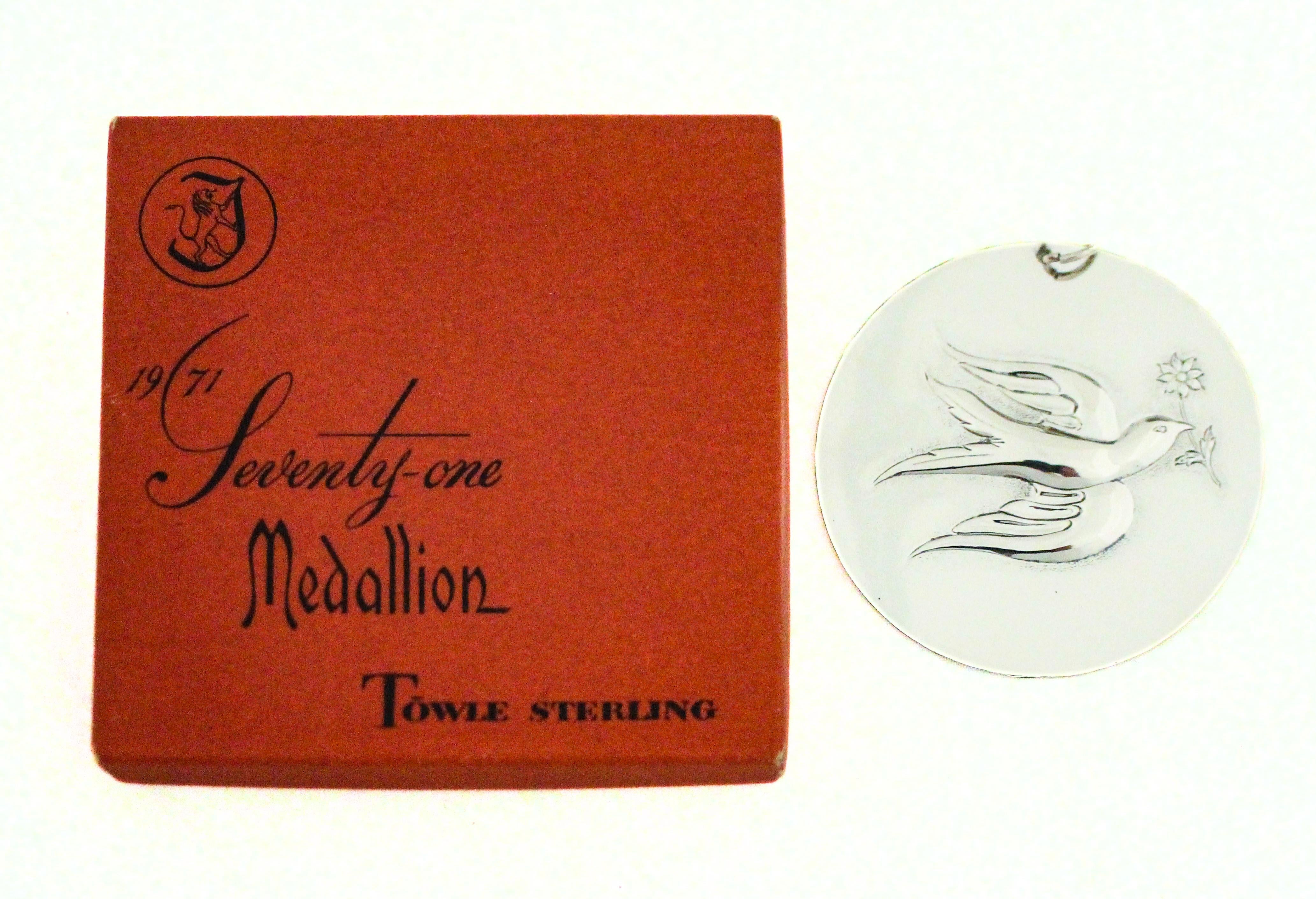 Dieses elegante Weihnachtsornament aus Sterlingsilber, das von der renommierten Towle Silversmiths gefertigt wurde, stammt aus dem Jahr 1971 und spiegelt die Tradition des Unternehmens wider, fein detaillierte Weihnachtssammlerstücke herzustellen.