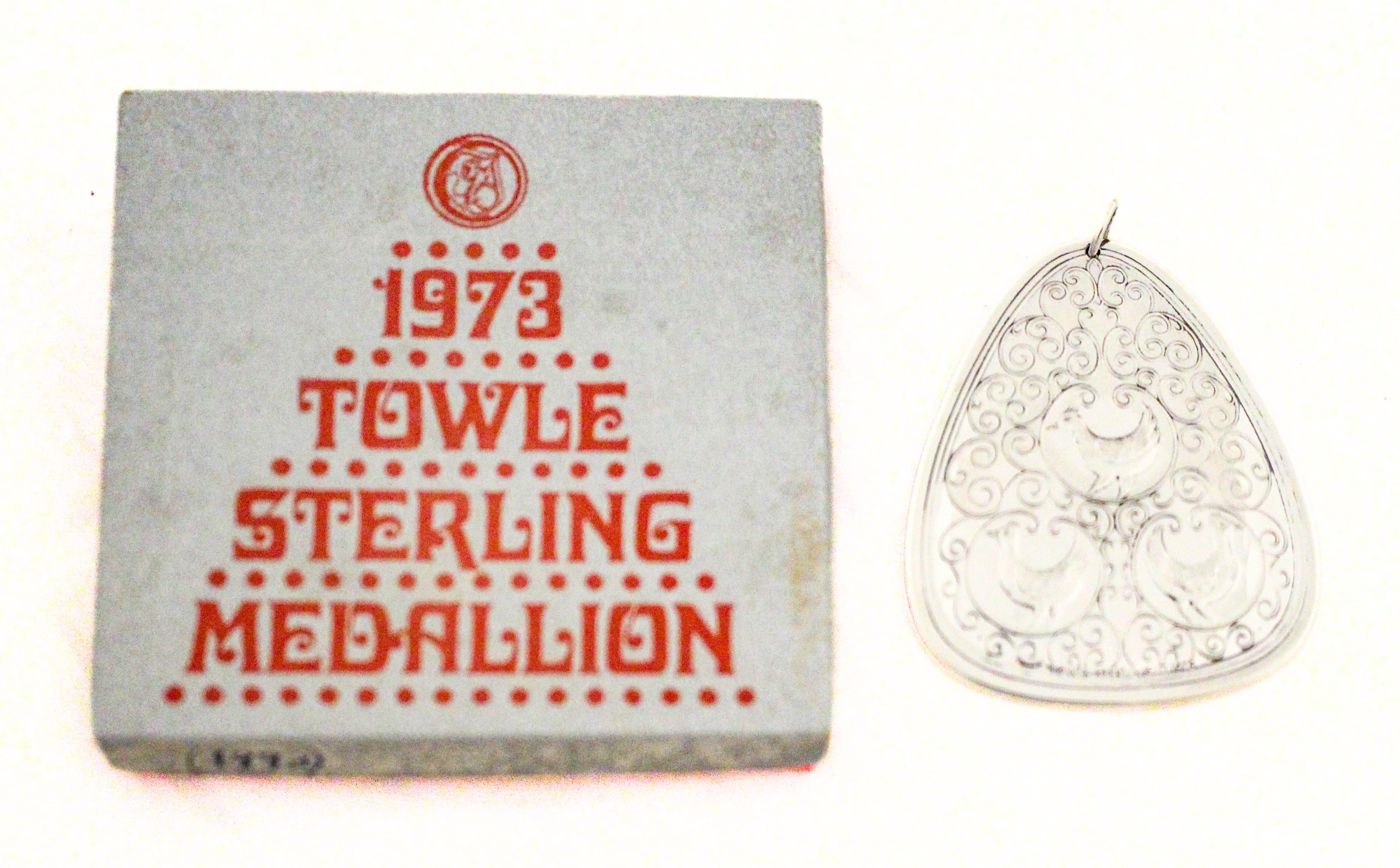 Questo splendido ornamento natalizio in argento sterling del 1973 di Towle Silversmiths rappresenta il terzo regalo dell'amato canto natalizio 