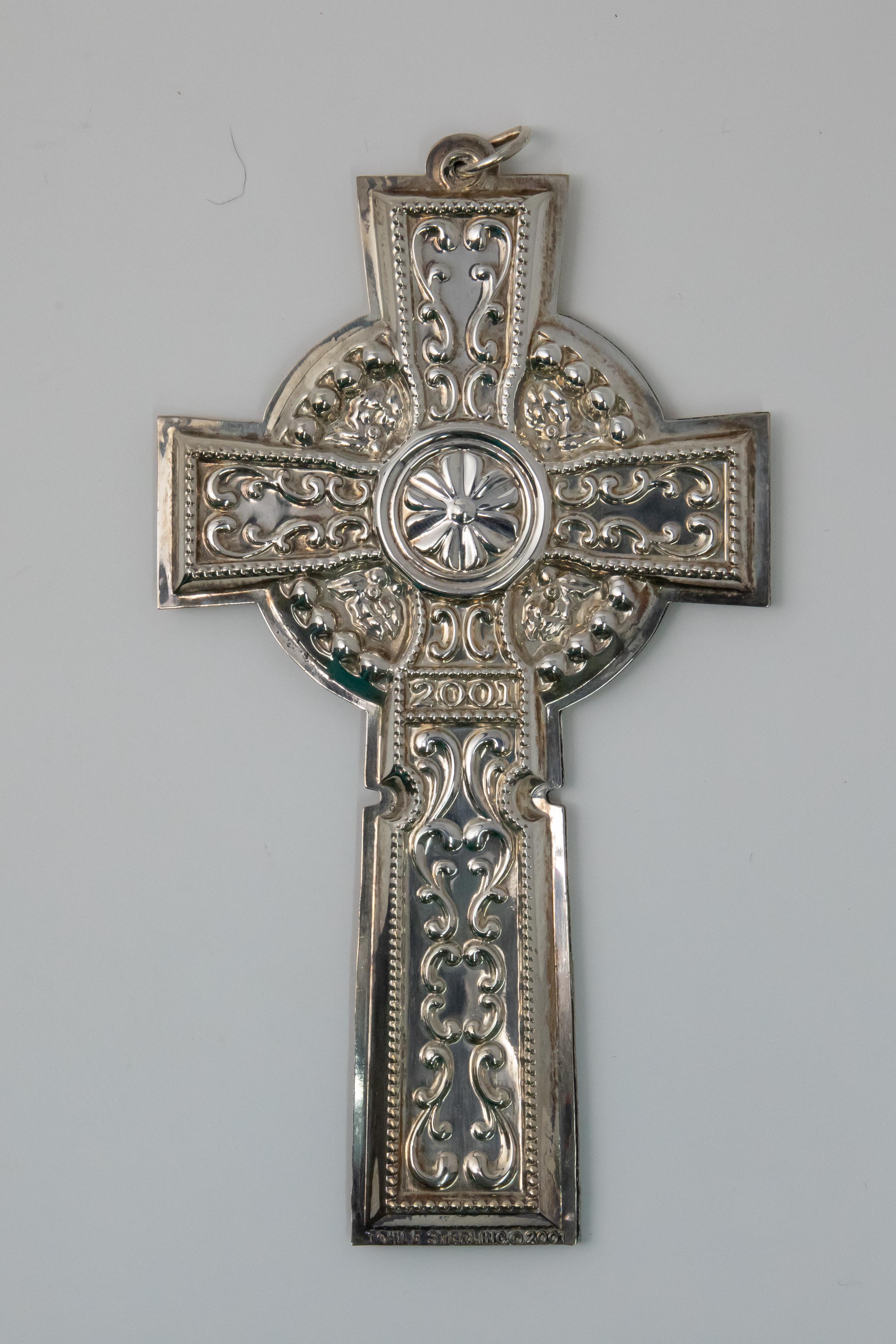 Offering a gorgeous Towle sterling cross ornament from 2001. Having foliate and spiral designs to the four arms. The bottom arm has 2001 inscribed towards the top. There is a circle with foliate design and in the middle is a floral design.