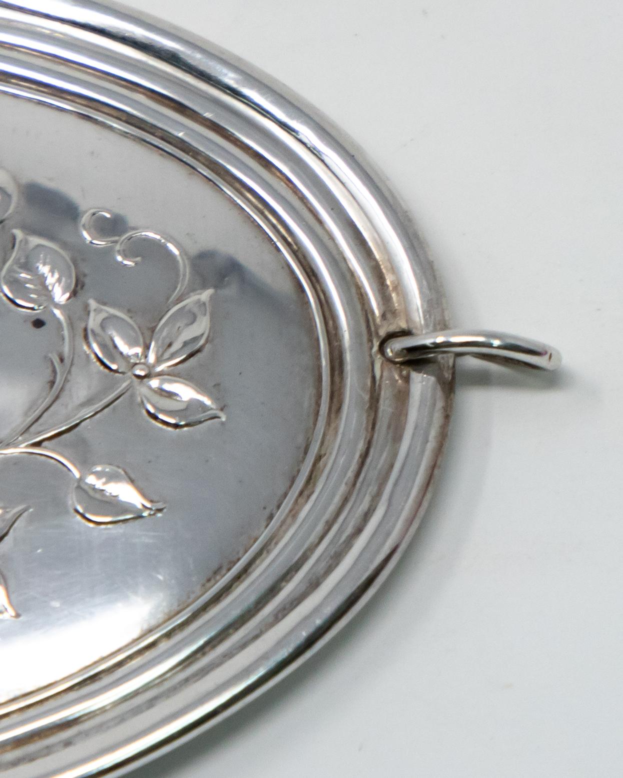 Towle Sterling Ornament Two Turtledoves with Cross on Reverse Side, 1972 For Sale 4