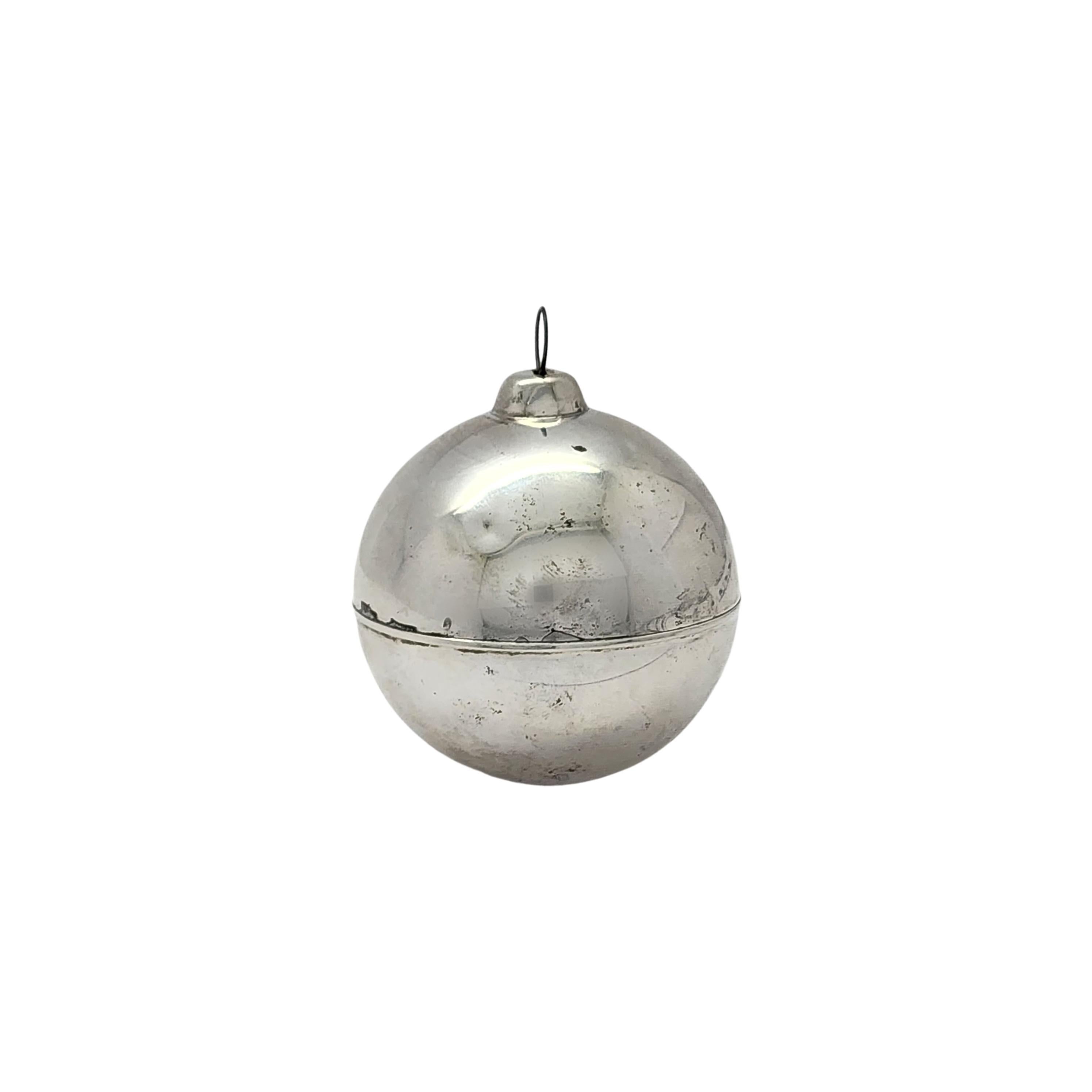 Towle sterling silver Christmas tree ball ornament.

Classic and simple sterling silver Christmas ball with a smooth polished finish.

Measures approx 2