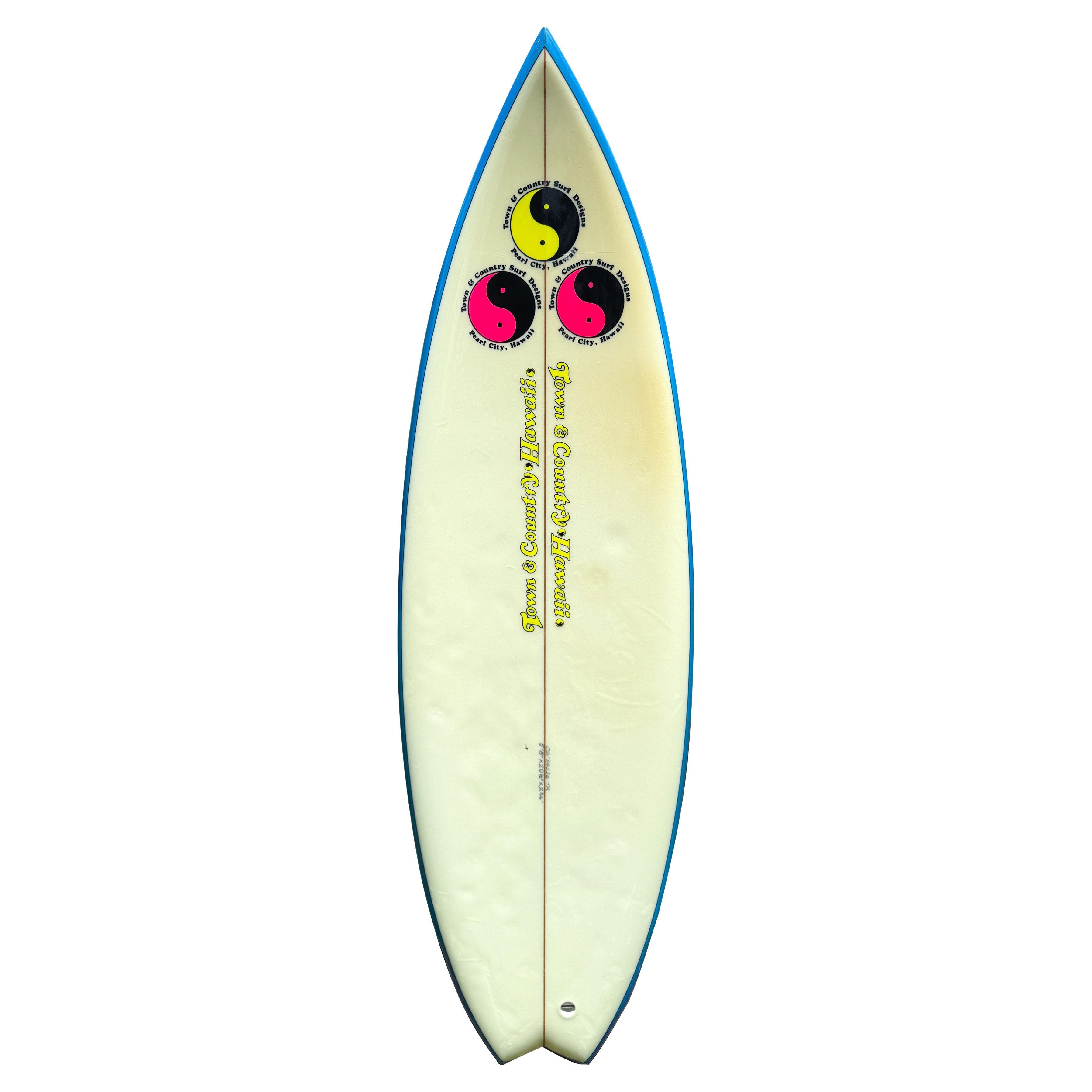Esta cola de golondrina de doble ala original de 1984 de T&C, obra del famoso shaper Dave Wallace, es una pieza realmente llamativa de la historia del surf. Una joya ultra rara con un mural galáctico personalizado pintado con aerógrafo por el