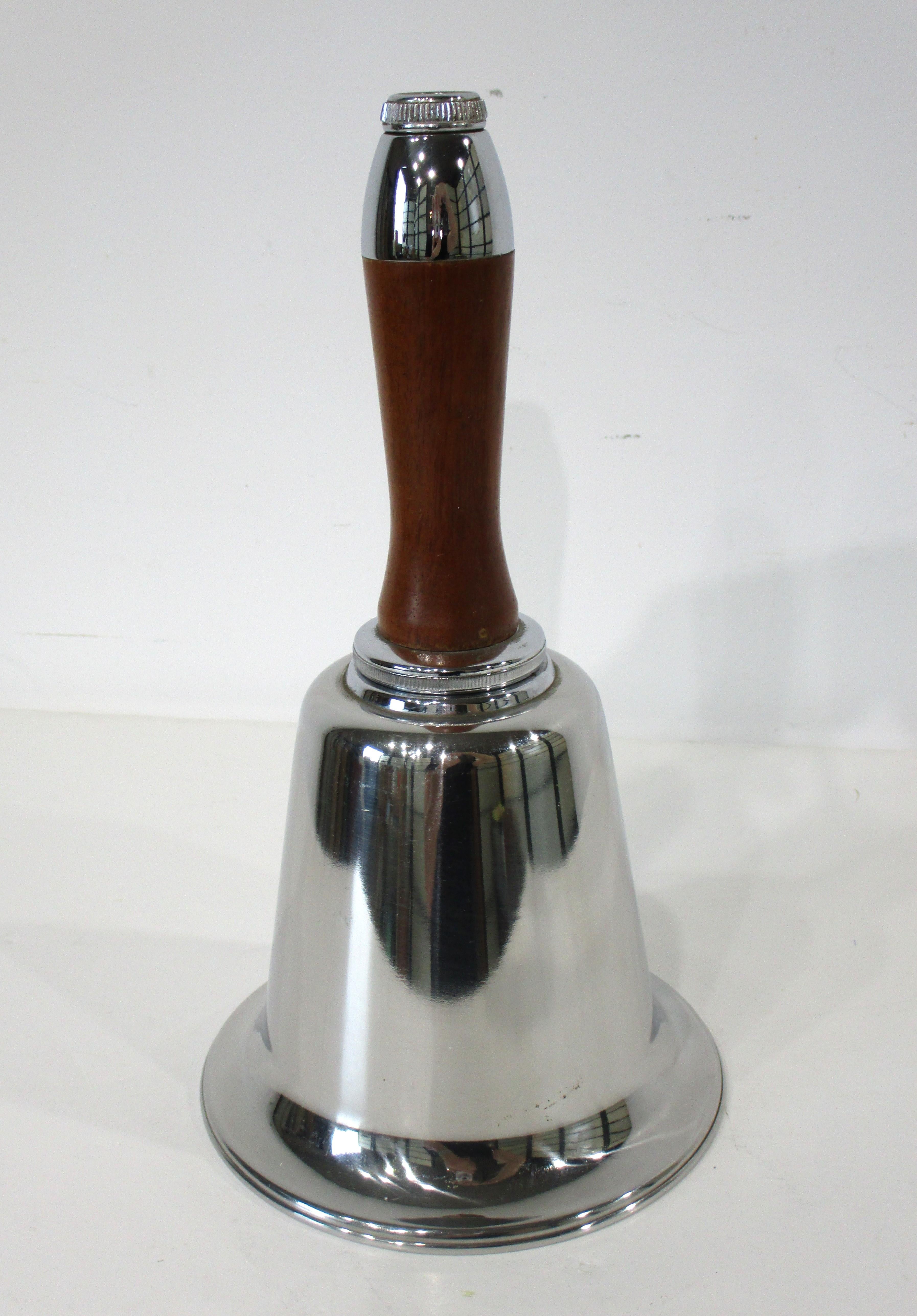 Shakers à cloche chromée de bonne facture avec poignée en bois se dévissant avec une passoire intégrée . Appelé le modèle 