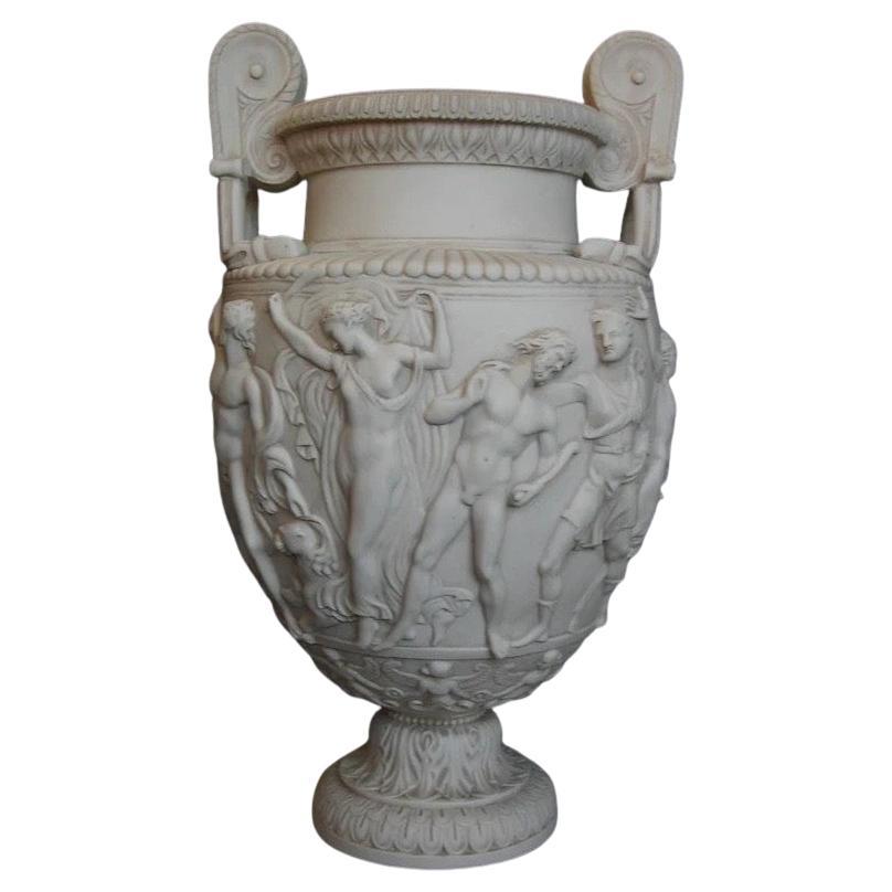 Le **vase Townley** est un ancien vase romain en marbre, célèbre pour sa grande taille, ses reliefs complexes et son influence néoclassique. Datant du IIe siècle ADS, ce vase monumental a été découvert au XVIIIe siècle à la Villa d'Hadrien près de