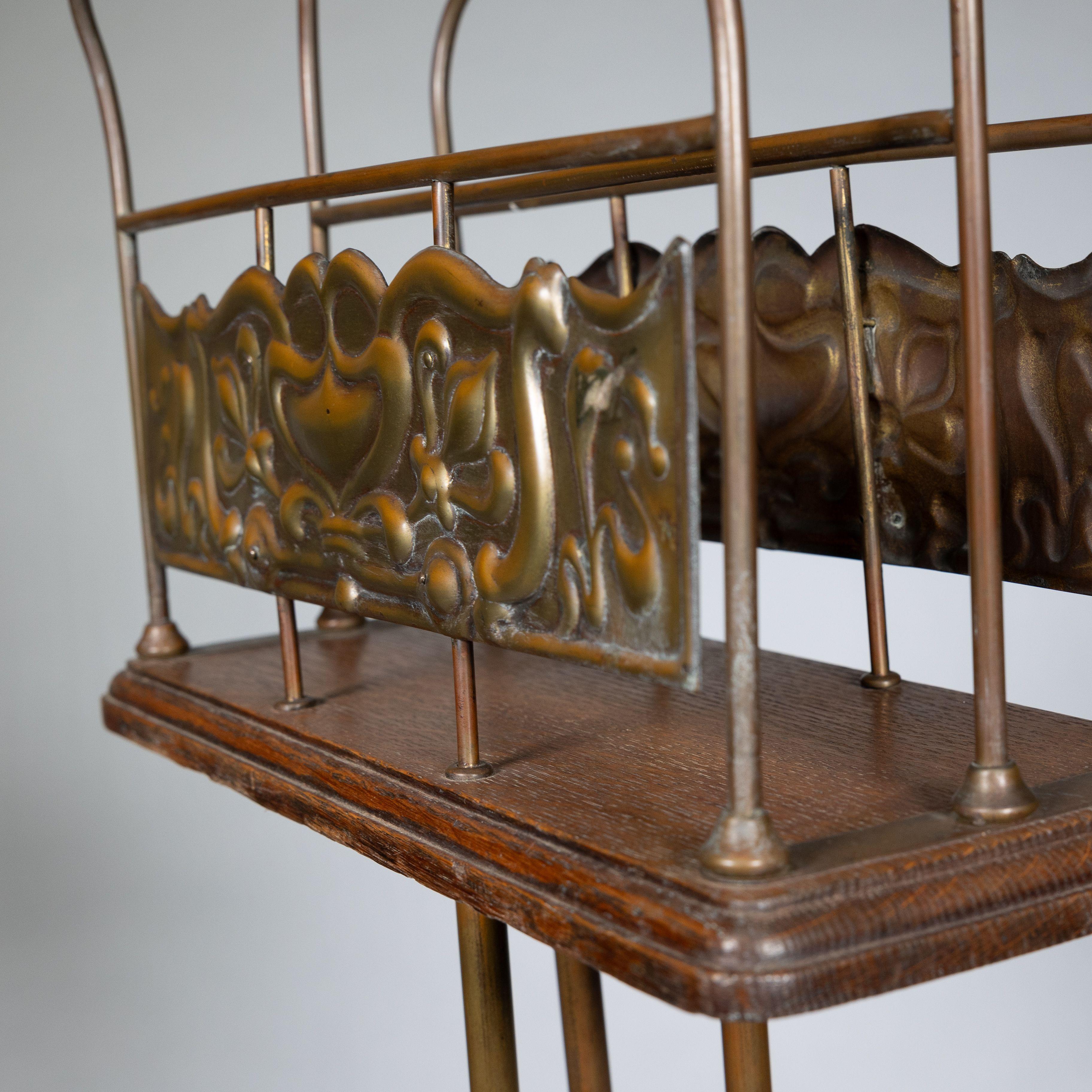 Townshends Brassfondatori. Un portariviste girevole a treppiede di Arts & Crafts in vendita 4