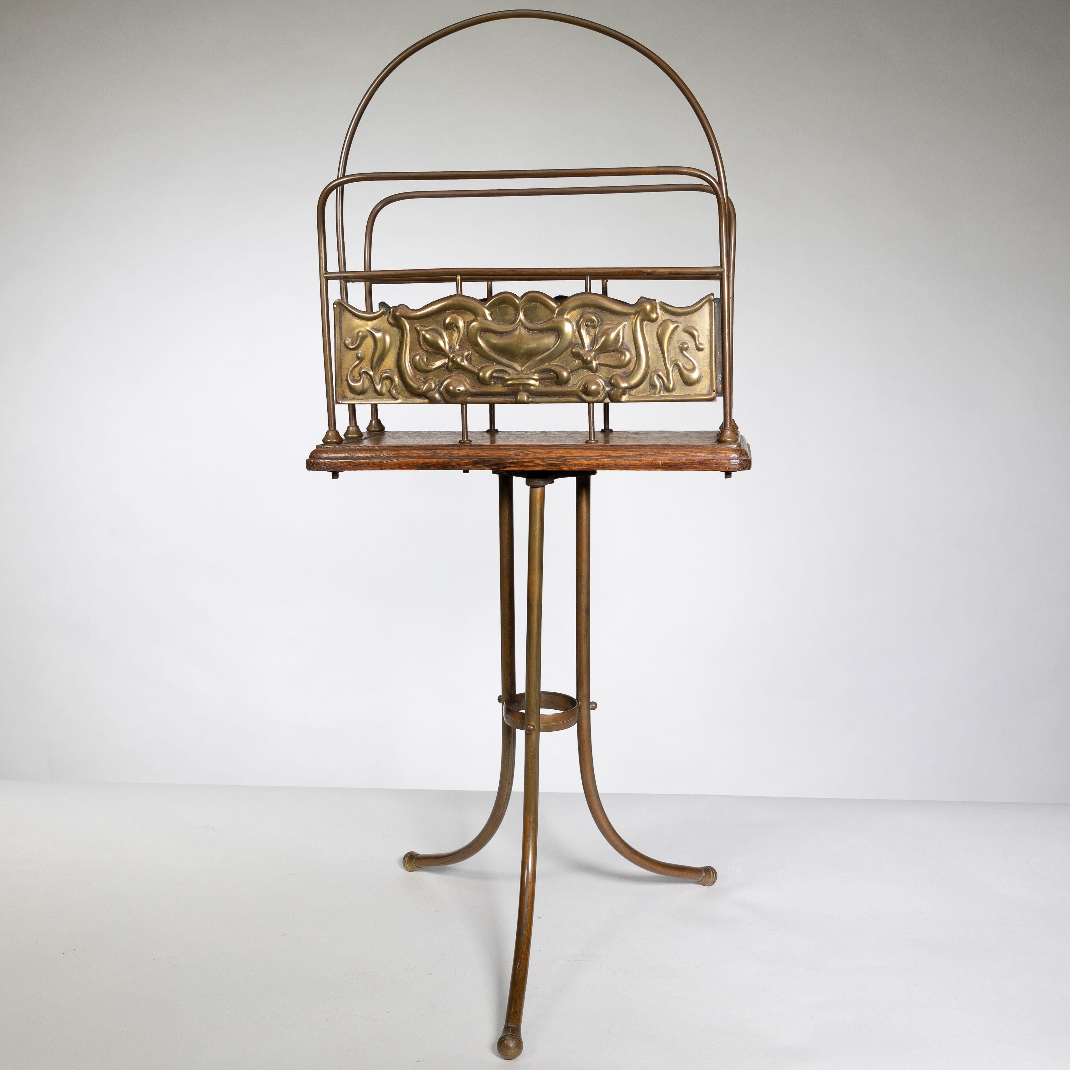 Townshends. Fondatori di Birmingham Brass. Un portariviste girevole a treppiede in ottone e quercia con marchio del produttore.