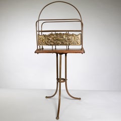 Fundadores de Townshends Brass. Un revistero trípode giratorio Arts & Crafts