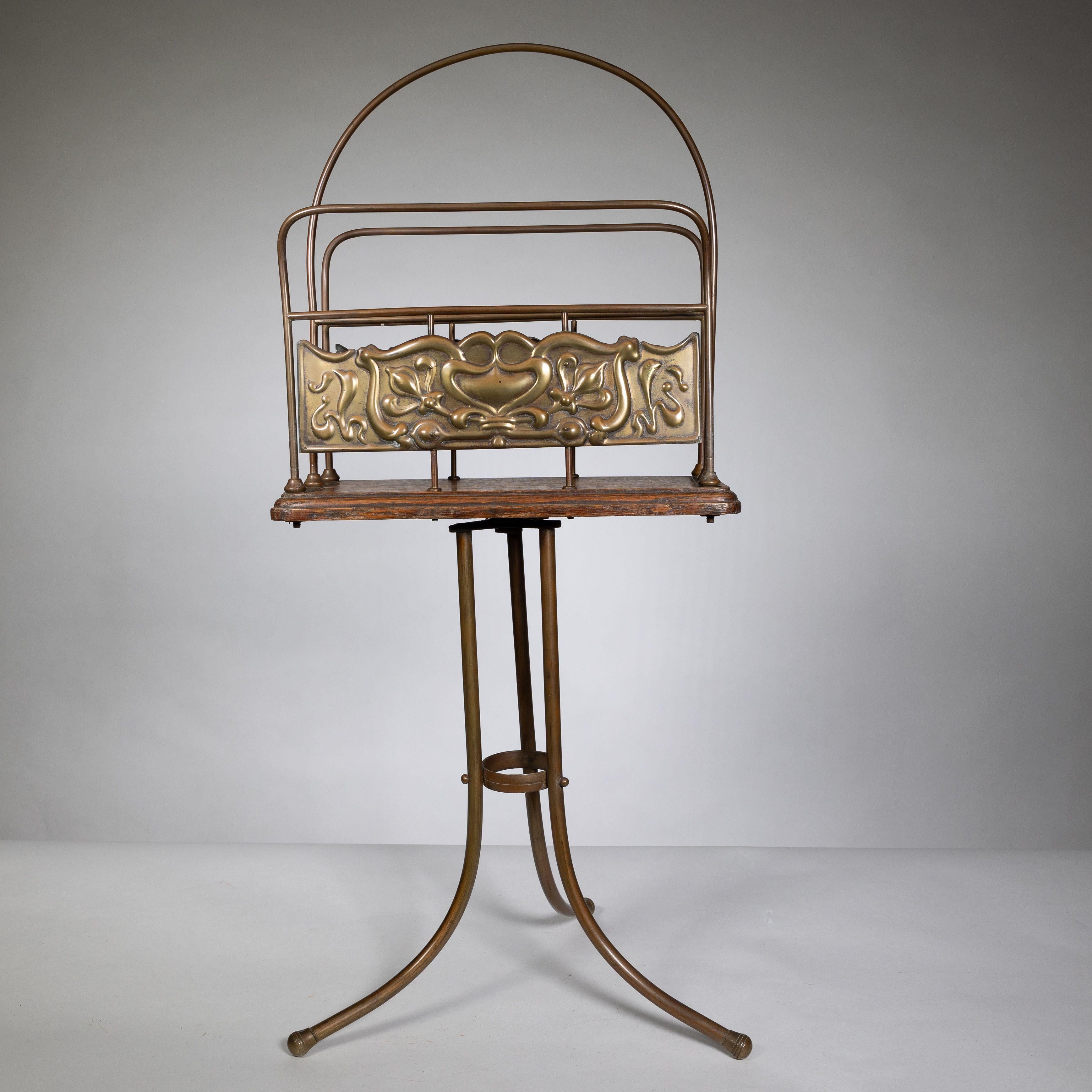 Arts and Crafts Townshends Brassfondatori. Un portariviste girevole a treppiede di Arts & Crafts in vendita