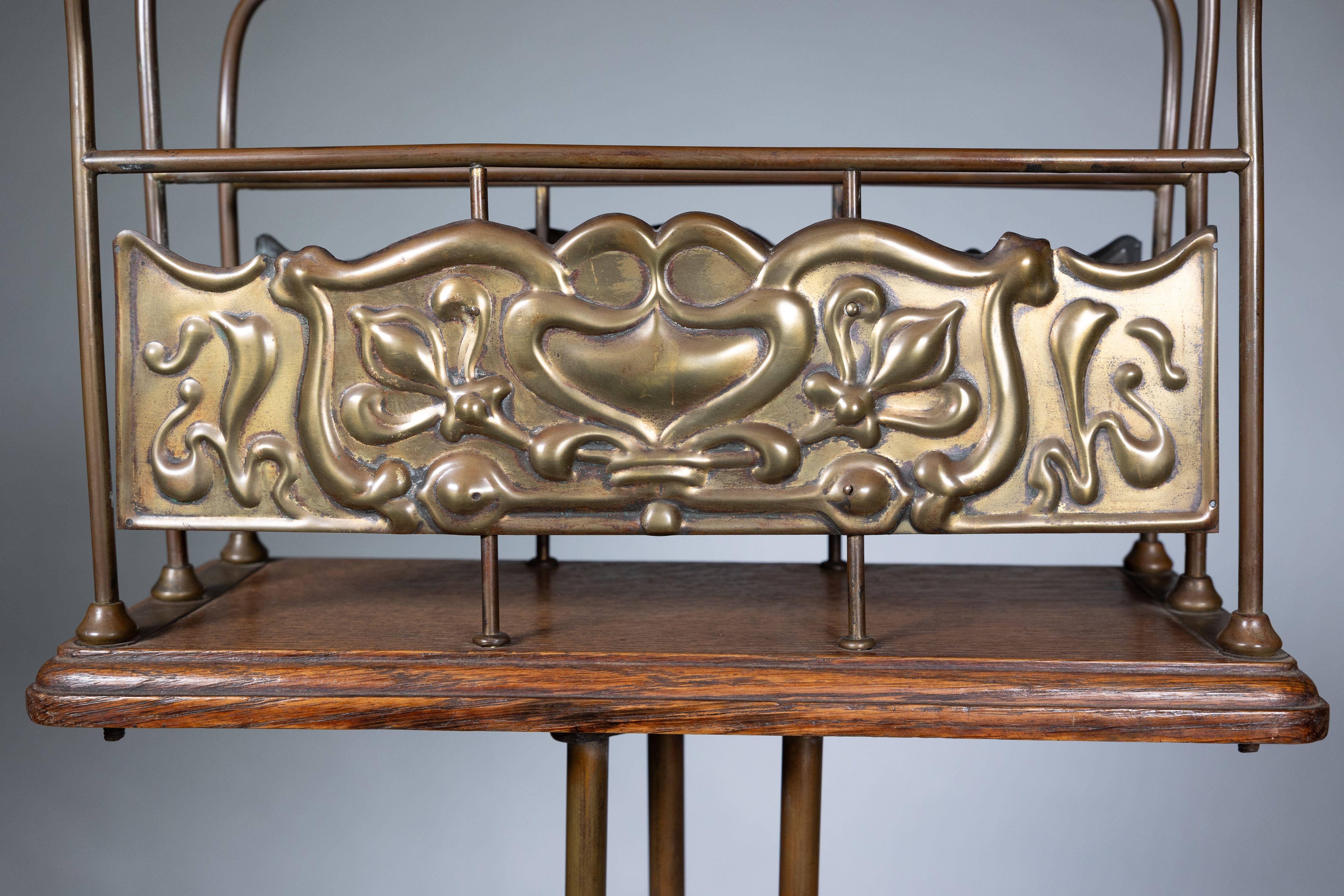 Ottone Townshends Brassfondatori. Un portariviste girevole a treppiede di Arts & Crafts in vendita