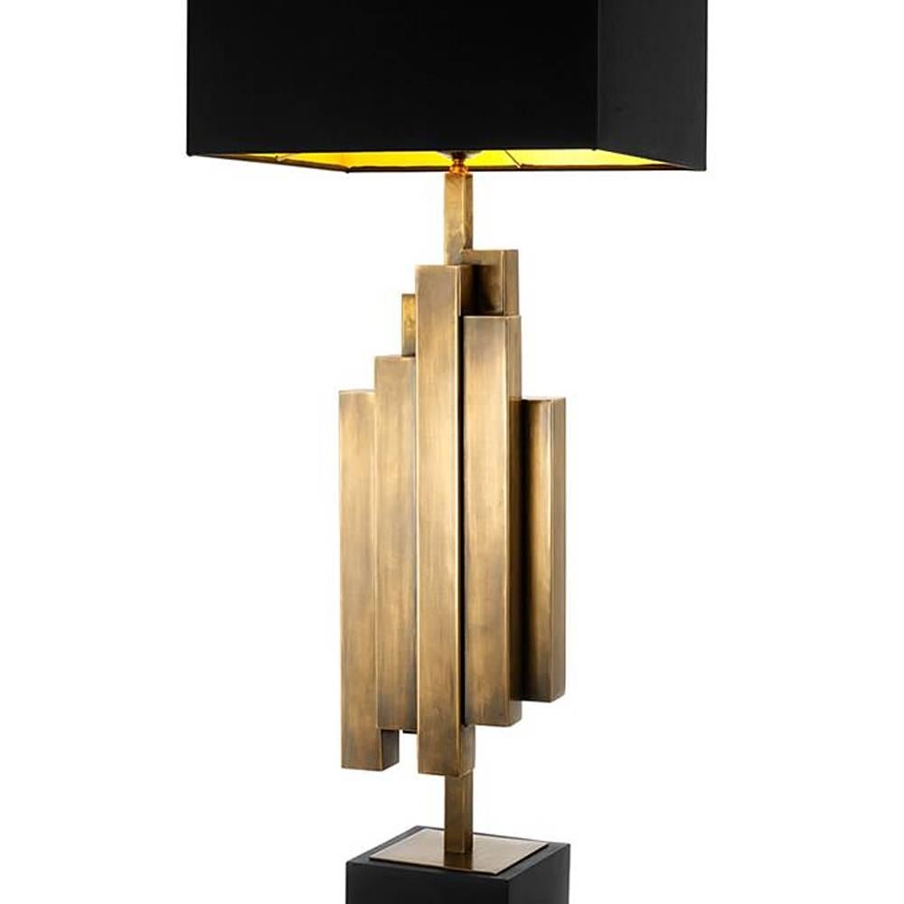 Table lamp Towny with structure in solid
vintage brass. With stainless steel black base.
With 1 bulb, lamp holder type E27, max 40 watt.
Bulb not included. With black shade included.
Shade dimensions: L35xD35xH30cm.
Also available in wall lamp