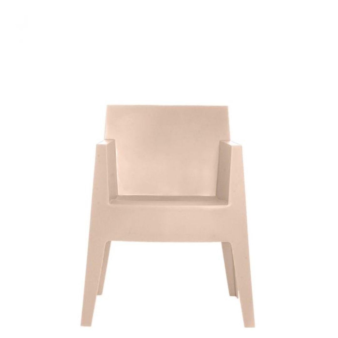 Le fauteuil Toy de Driade est un fauteuil sophistiqué mais subtilement ludique conçu par le célèbre Philippe Starck. Fabriqué en polypropylène moulé, ce modèle polyvalent et empilable s'adapte à presque tous les styles d'intérieur ou à l'extérieur