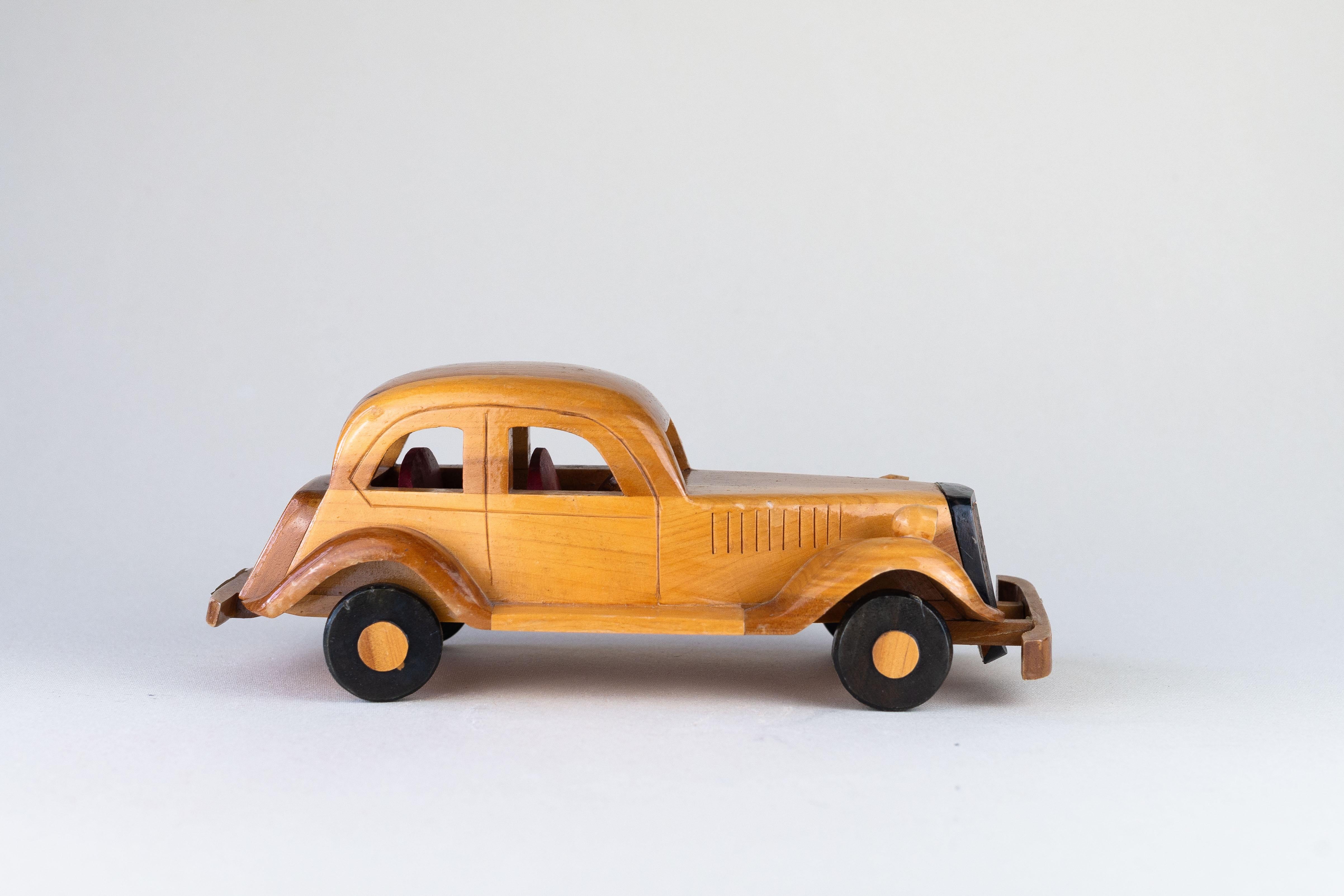Dieses Holzauto ist eine dekorative Nachbildung eines Citroen Traction 15/6, die die Eleganz eines altmodischen Spielzeugs einfängt. 

Labels vorne und hinten sind Nummernschilder, registriert in Massachusetts 