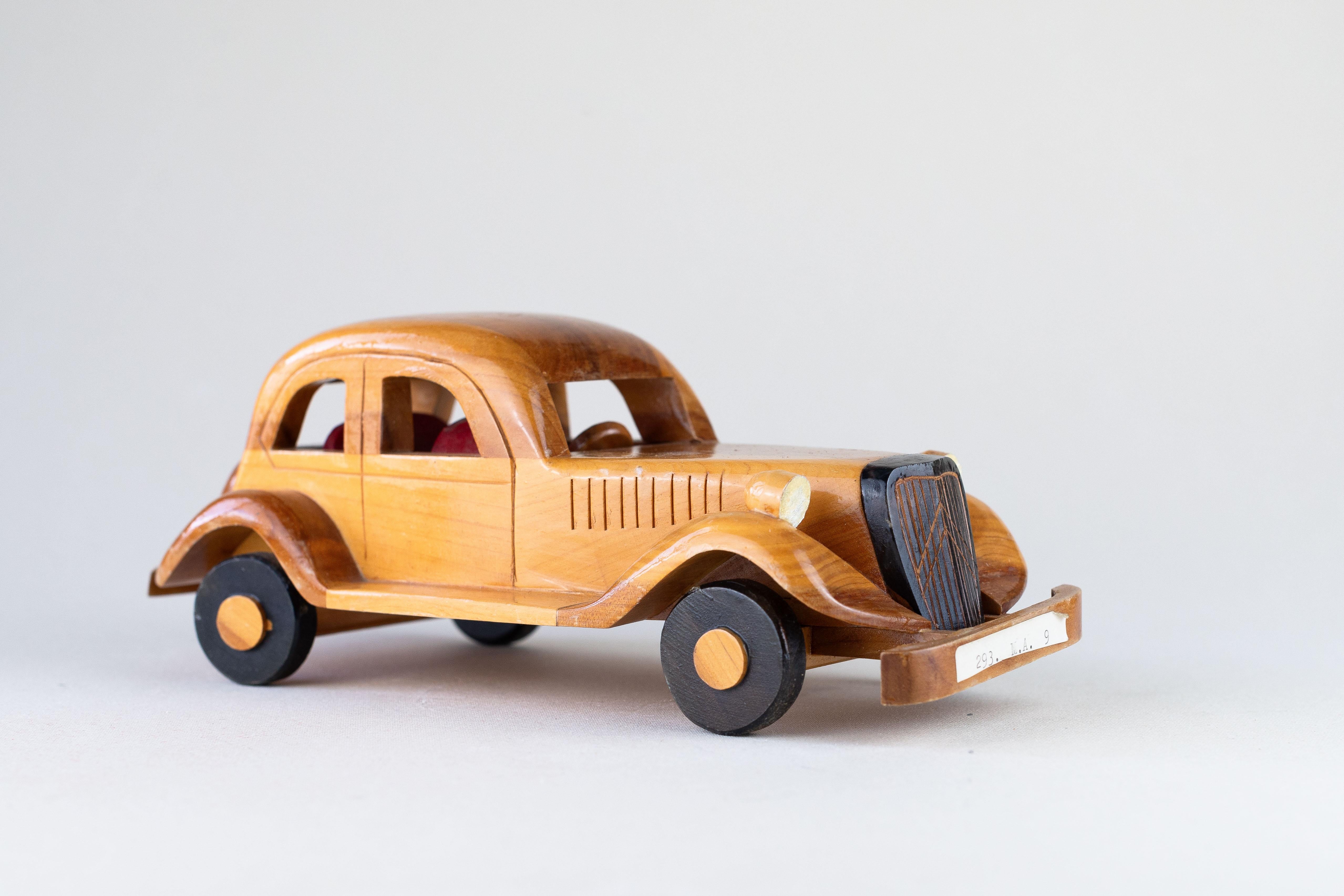 Spielzeugwagen Citroen Traktion 15/6, Frankreich, ca. 1960 (Streamline-Moderne) im Angebot