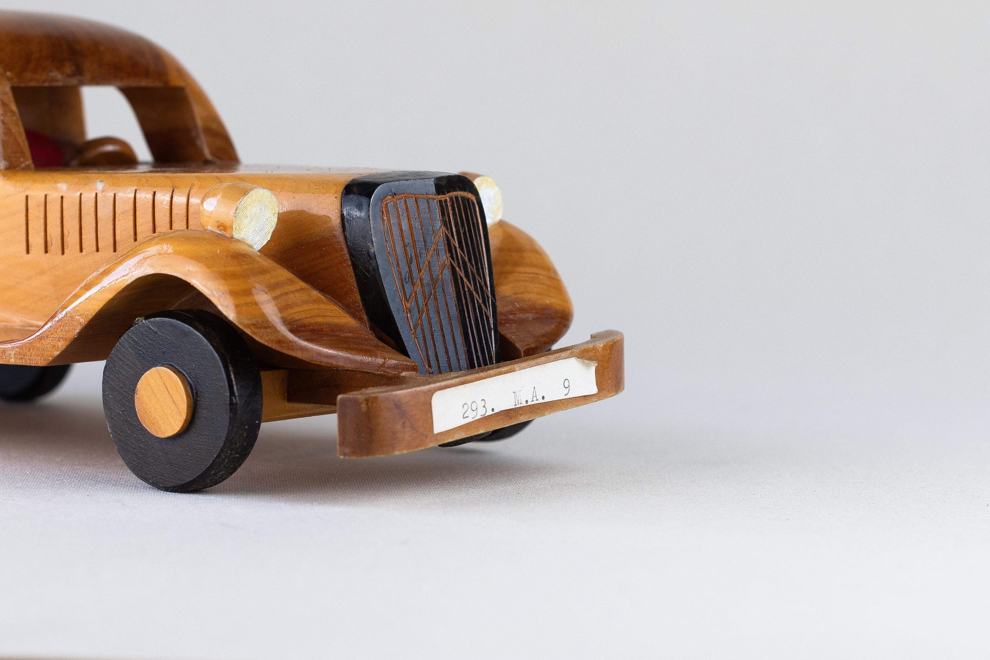 Spielzeugwagen Citroen Traktion 15/6, Frankreich, ca. 1960 (Geschnitzt) im Angebot