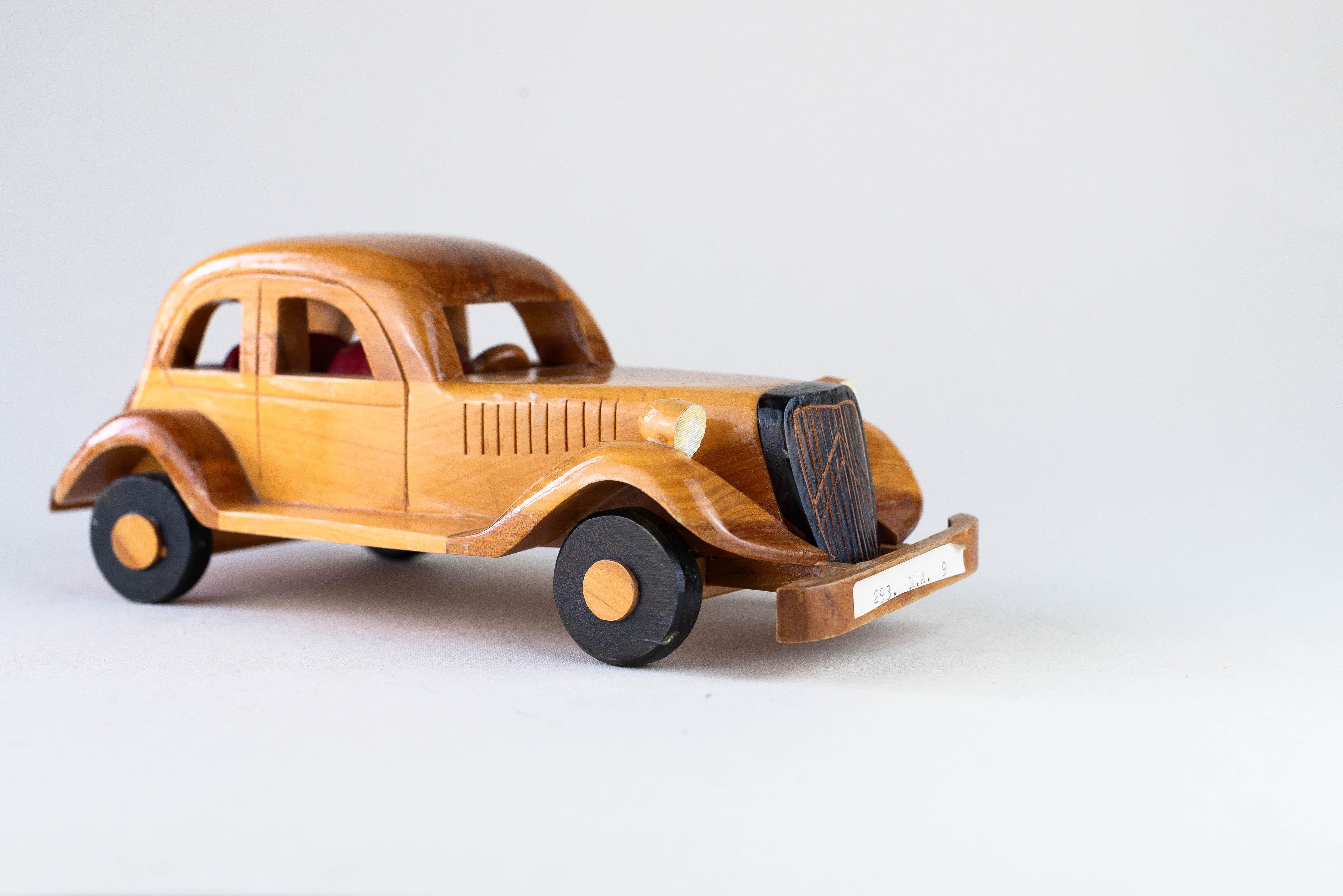 Spielzeugwagen Citroen Traktion 15/6, Frankreich, ca. 1960 (Holz) im Angebot