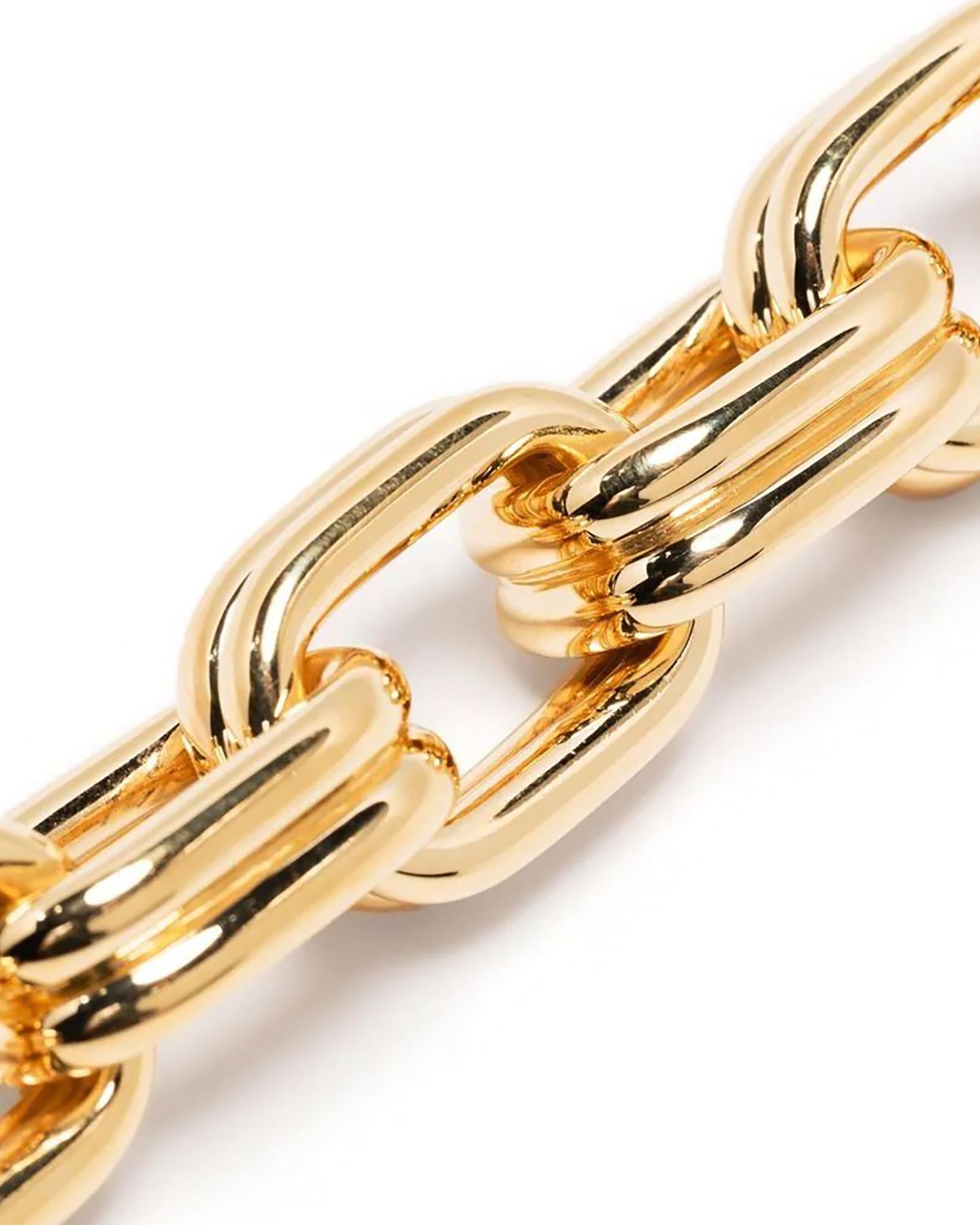 Le bracelet Toy Chain en plaqué or est poli et brillant. Il est composé de maillons ovales surdimensionnés qui sont appariés pour une finition audacieuse et massive. Chaque maillon est creux, ce qui confère à cette pièce remarquable une légèreté