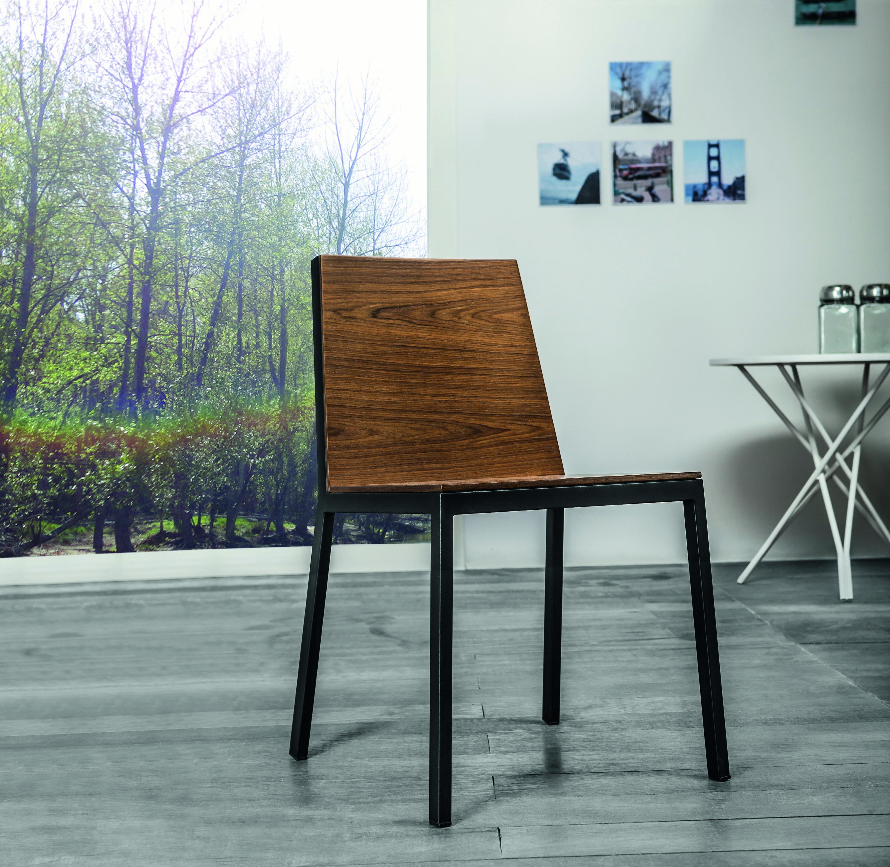 Toy Chair by Doimo Brasil
Dimensions: W 51 x D 54 x H 81 cm 
Materials: Veneer, Paint.


With the intention of providing good taste and personality, Doimo deciphers trends and follows the evolution of man and his space. To this end, it translates