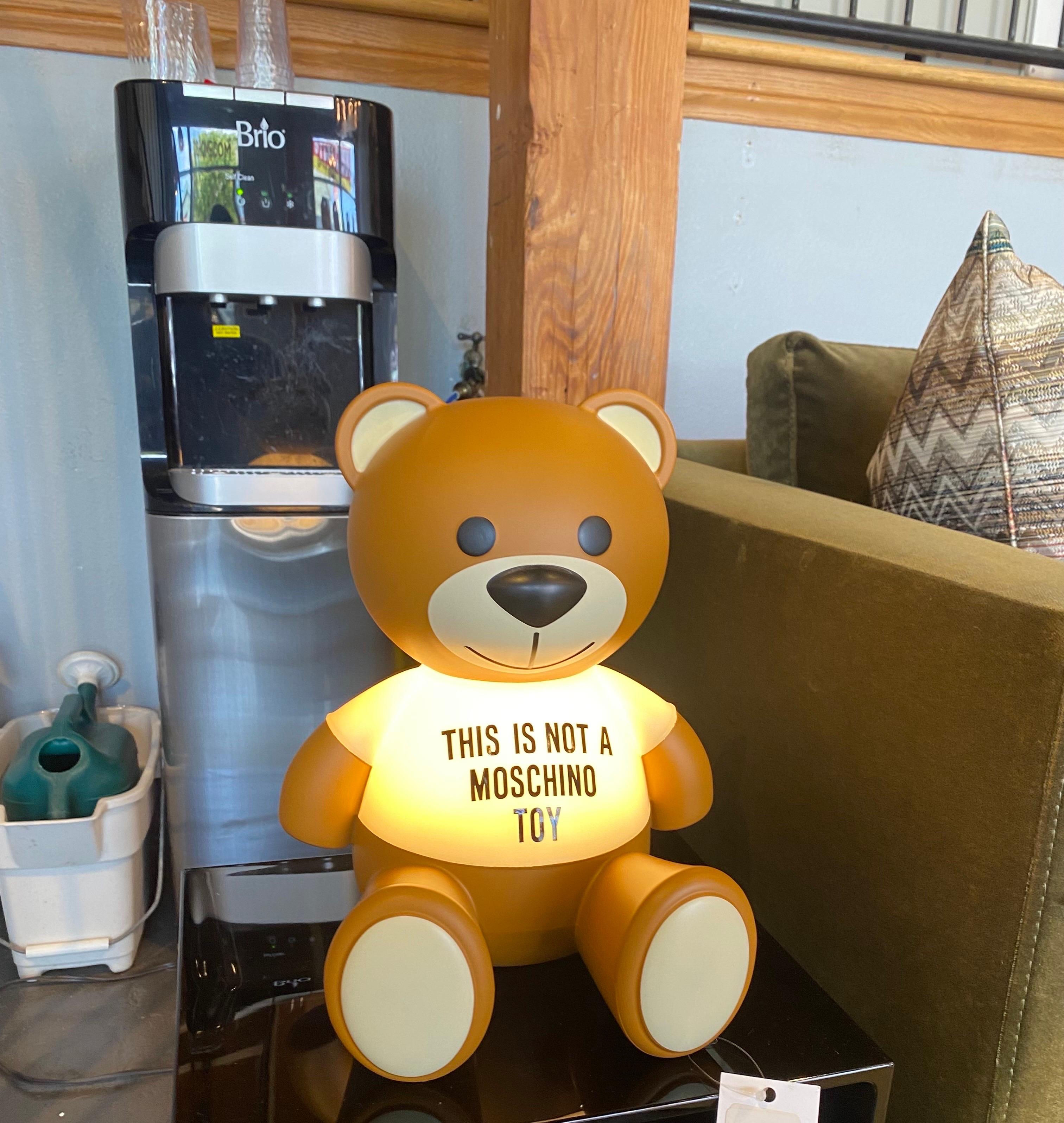 La lampada da tavolo Toy Moschino di Kartell è un'aggiunta affascinante a qualsiasi stanza. Realizzata in Italia, questa simpatica lampada a LED funge da scultura giocosa durante il giorno e fornisce una luce soffusa di notte. La superficie
