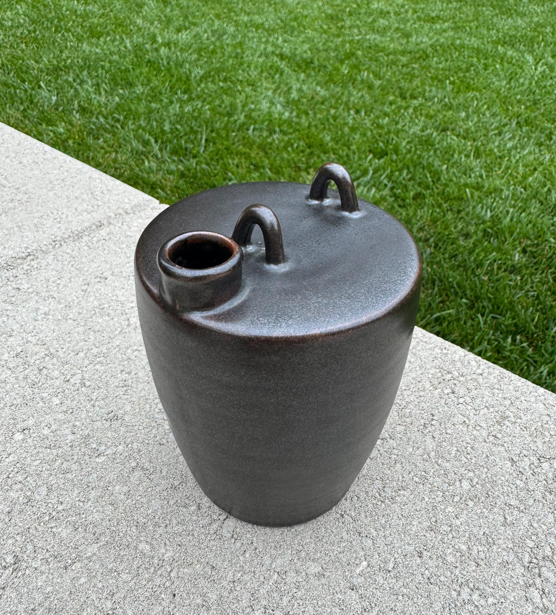 Vaso Ikebana in ceramica di Toyo, Giappone, XX secolo. 