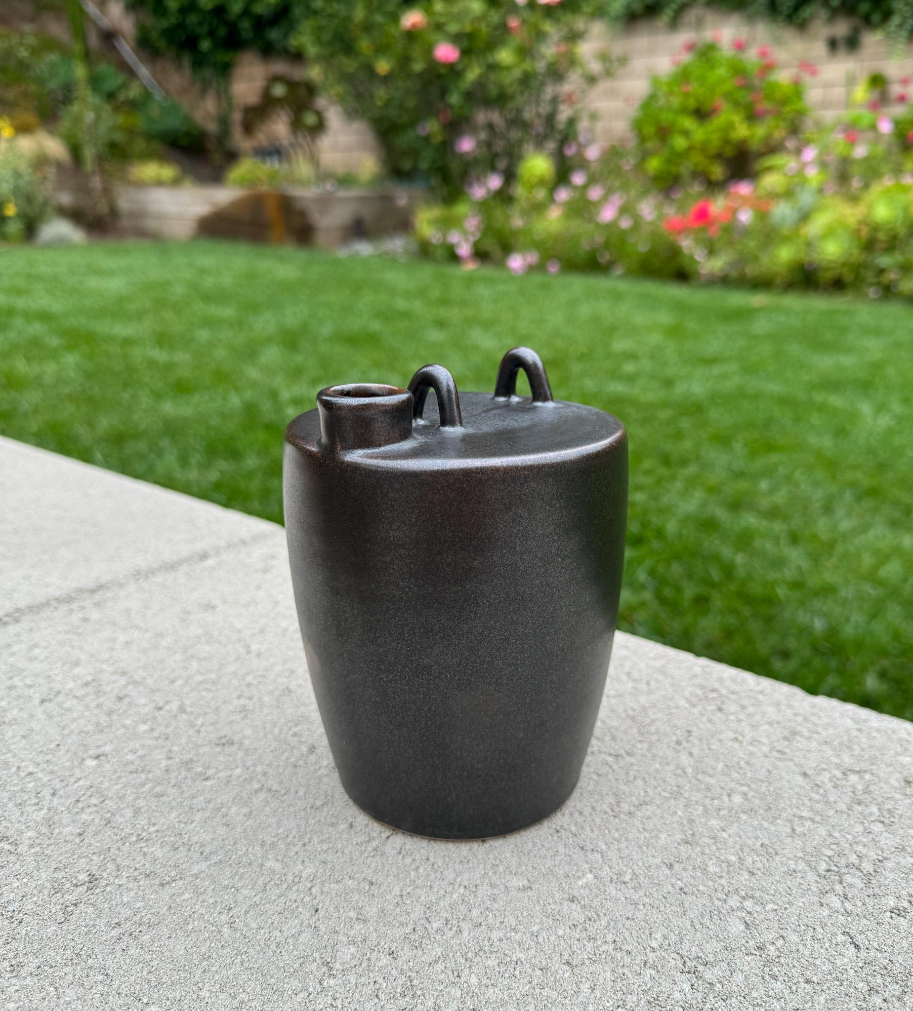 Giapponese Vaso Ikebana in ceramica di Toyo, Giappone, XX secolo in vendita