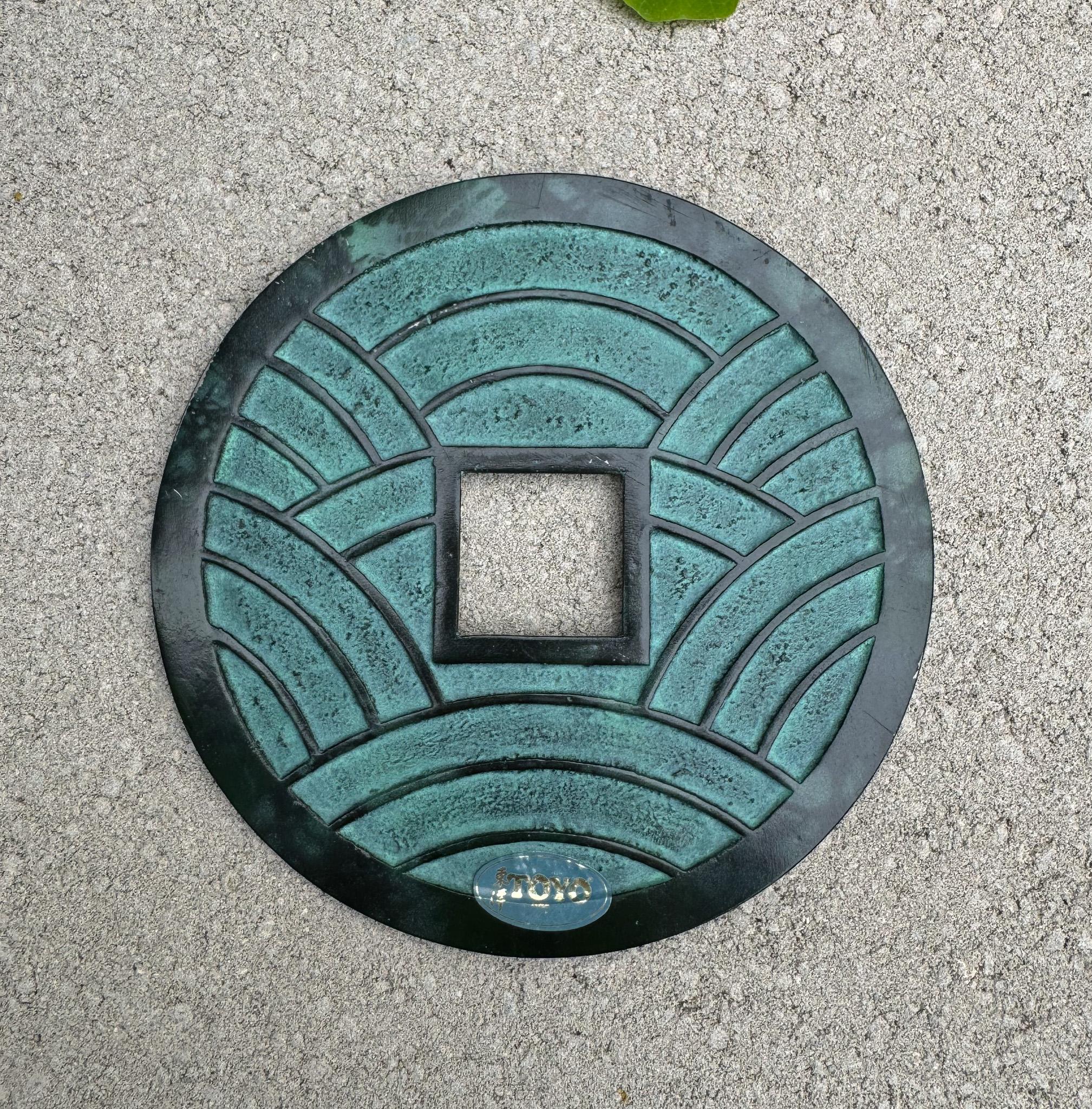 Toyo Iron Kan'ei Tsūhō Coin Sculpture / Trivet, Japan, 20. Jahrhundert.  Behält das originale Toyo Label. 