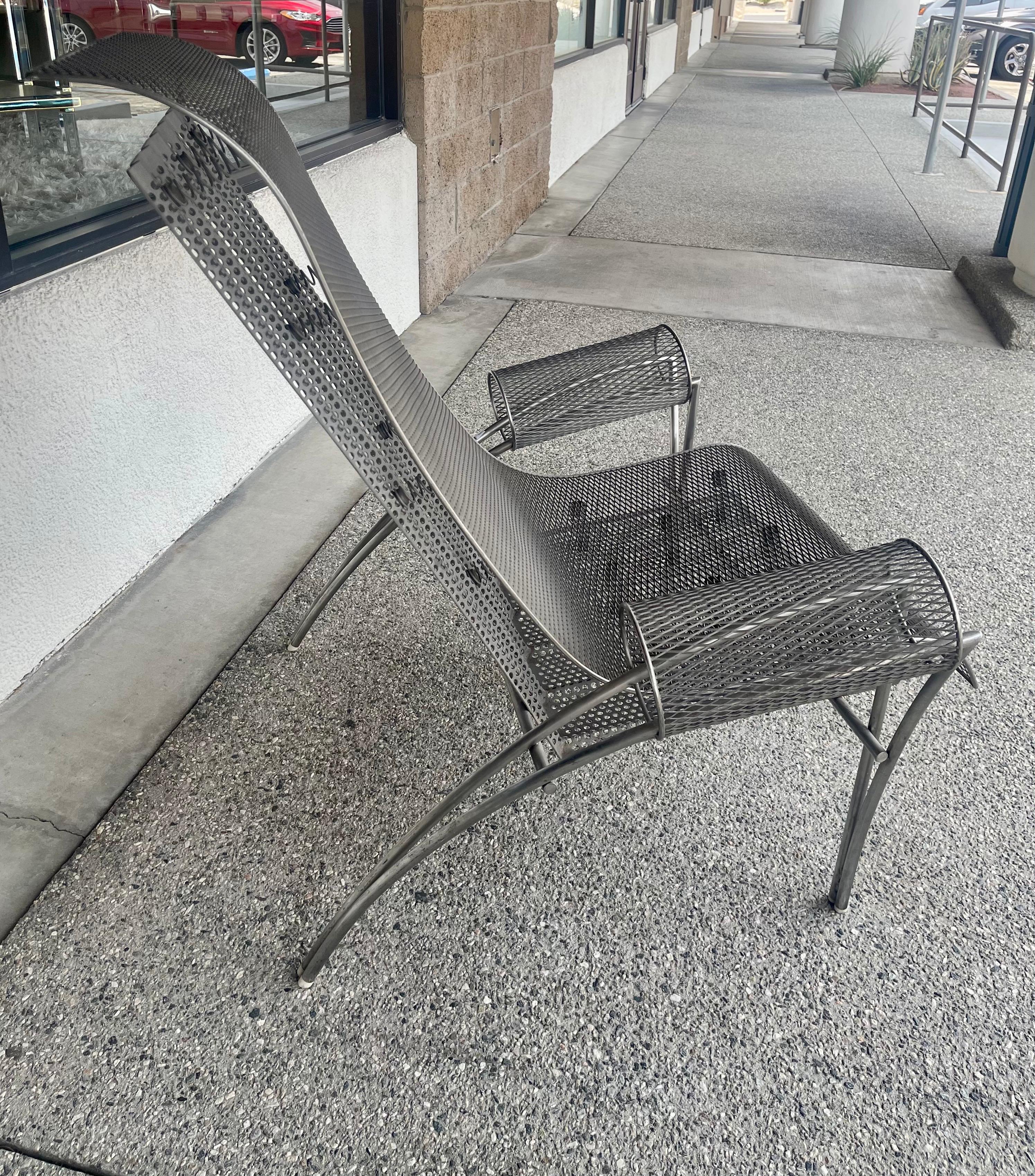 D'une beauté sculpturale, cette chaise, conçue par l'architecte Toyo Ito pour Driade en 1987, est faite d'acier teinté. En bon état, avec quelques traces d'usure et de vieillissement.