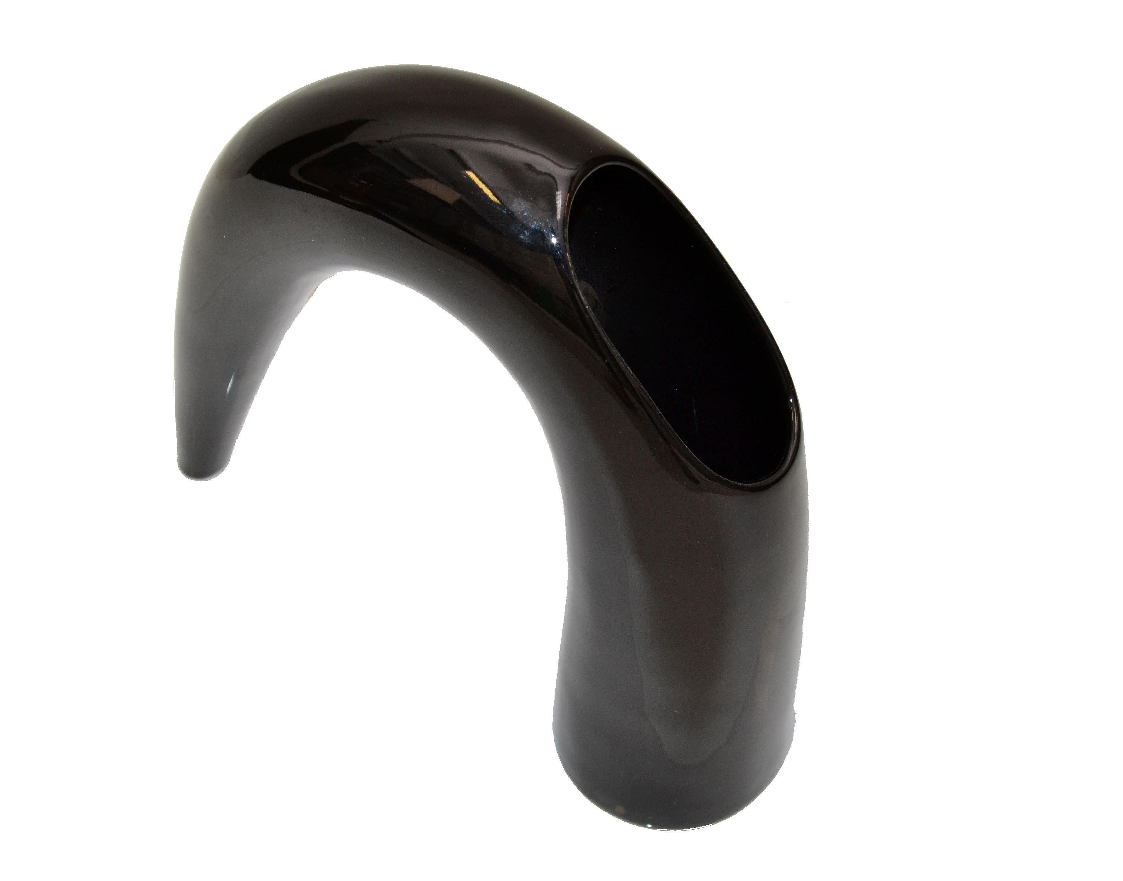 Asian Mid-Century Modern stunning sculptural vase in glazed black ceramic.
Original mark at the base.

A-776-335