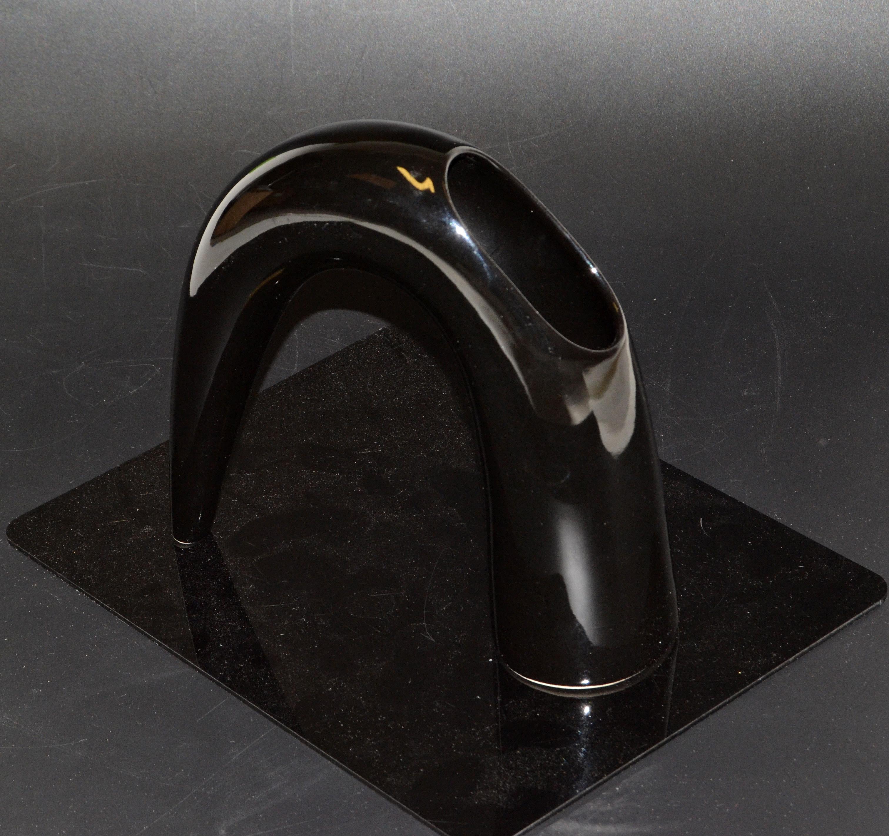 Toyo Japan Black Sculptural Ceramic Vase, Vessel Asian Mid-Century Modern In Good Condition For Sale In Miami, FL