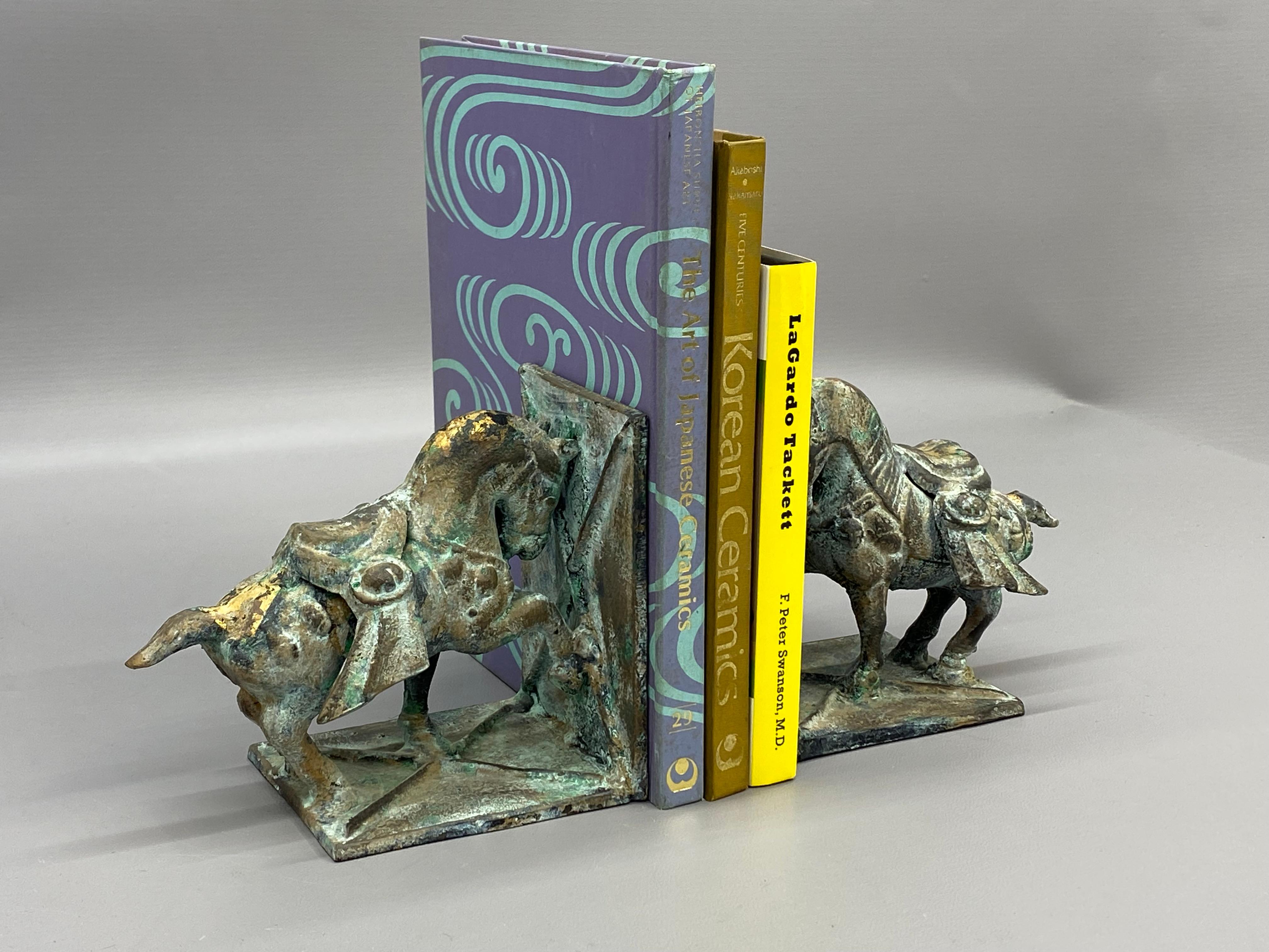 Toyo Japan Parcel vergoldet und Verdi Gris Samurai Pferd Gusseisen Buchstützen (Japonismus) im Angebot