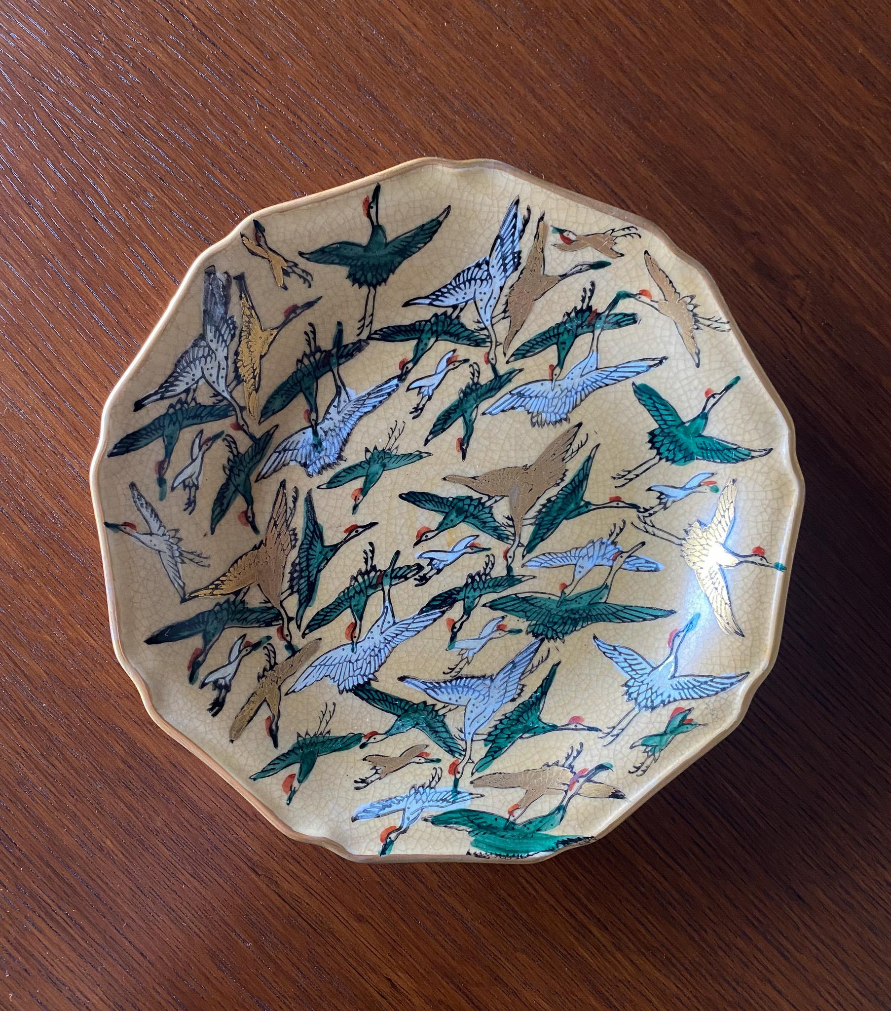 Assiette décorative peinte à la main avec oiseaux de Toyo Kutani Satsuma, Japon  en vente 4