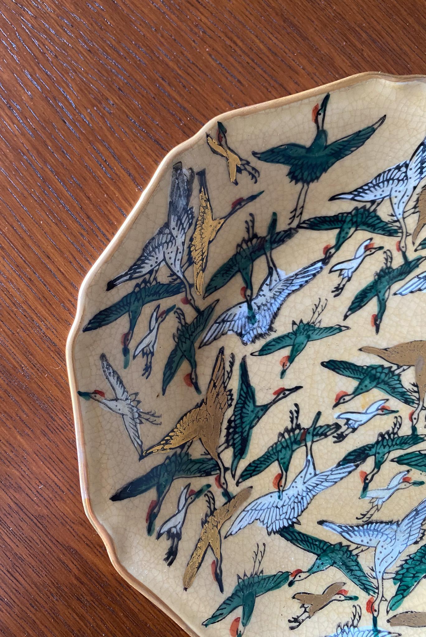 Mid-Century Modern Assiette décorative peinte à la main avec oiseaux de Toyo Kutani Satsuma, Japon  en vente