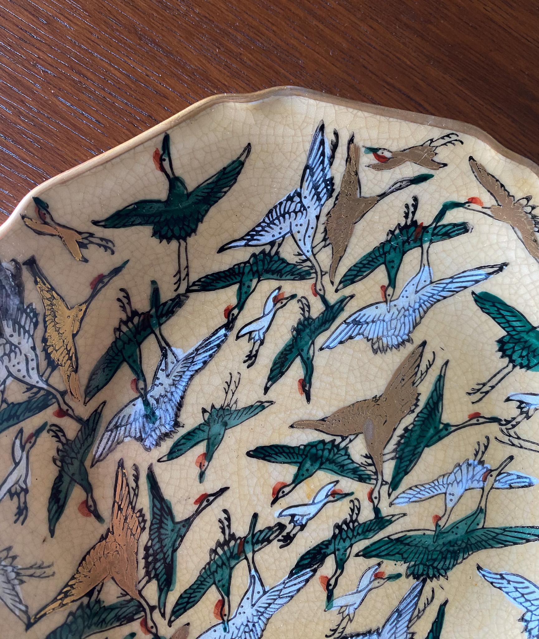 Japonais Assiette décorative peinte à la main avec oiseaux de Toyo Kutani Satsuma, Japon  en vente
