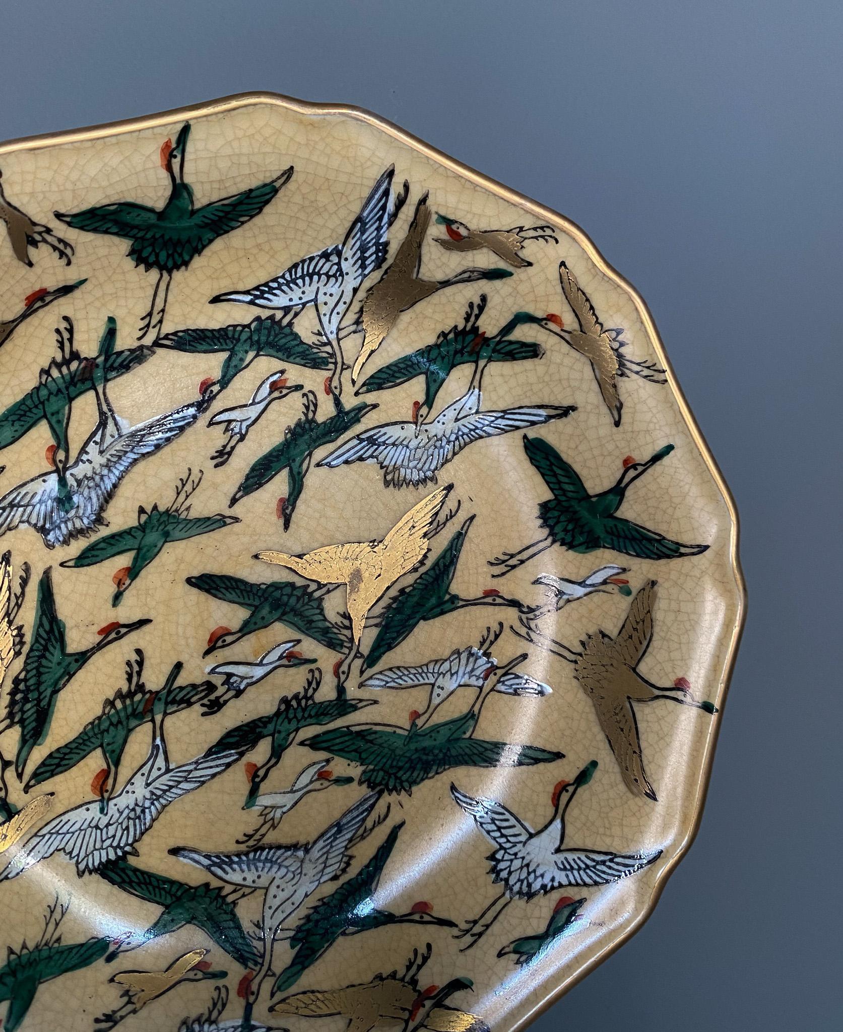Assiette décorative peinte à la main avec oiseaux de Toyo Kutani Satsuma, Japon  en vente 2