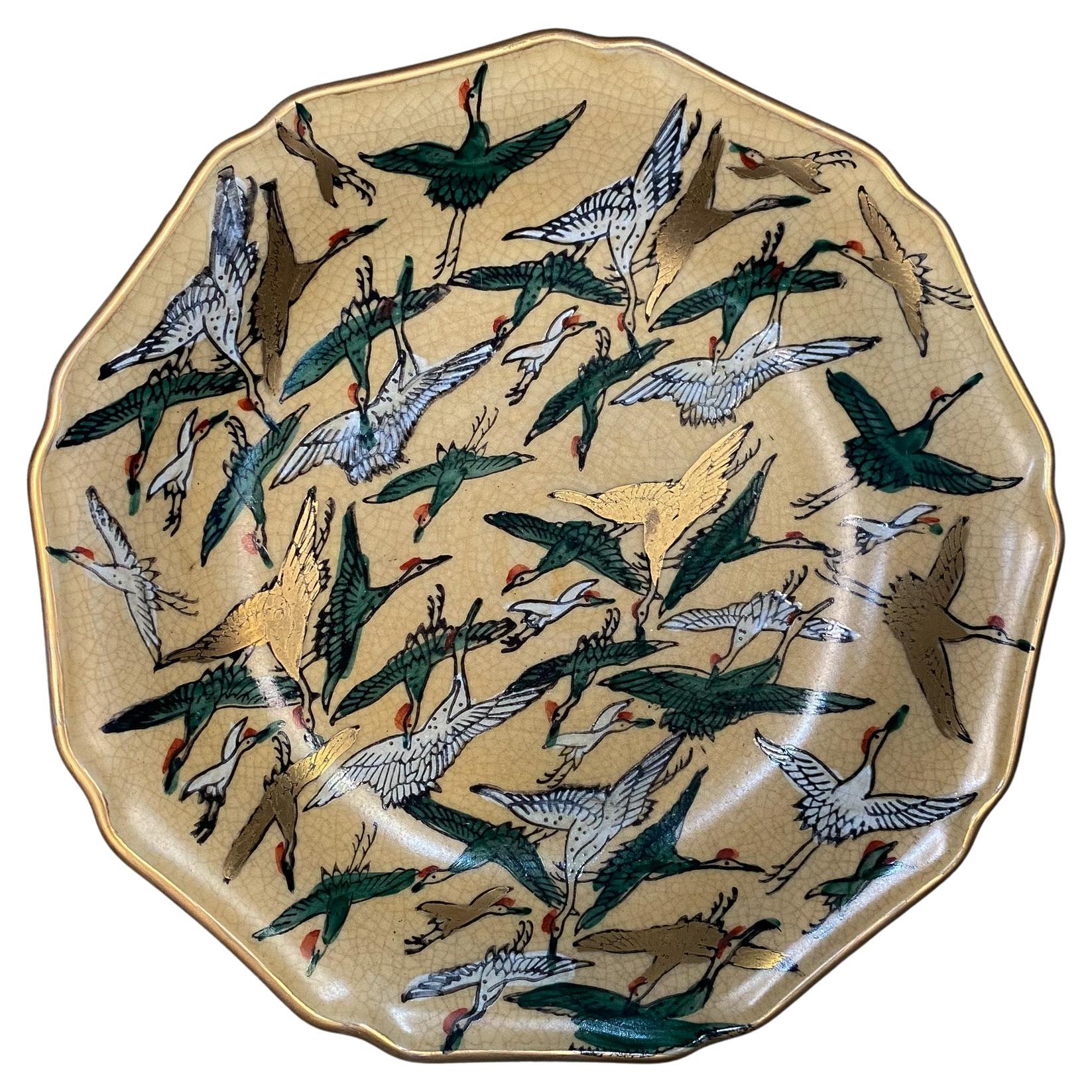Assiette décorative peinte à la main avec oiseaux de Toyo Kutani Satsuma, Japon  en vente