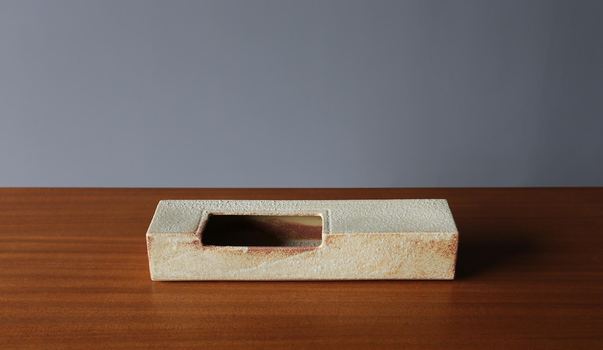 TOYO Vase Ikebana moderniste en céramique, Japon, c.1960.  Conserve le Label TOYO d'origine sur le fond.  