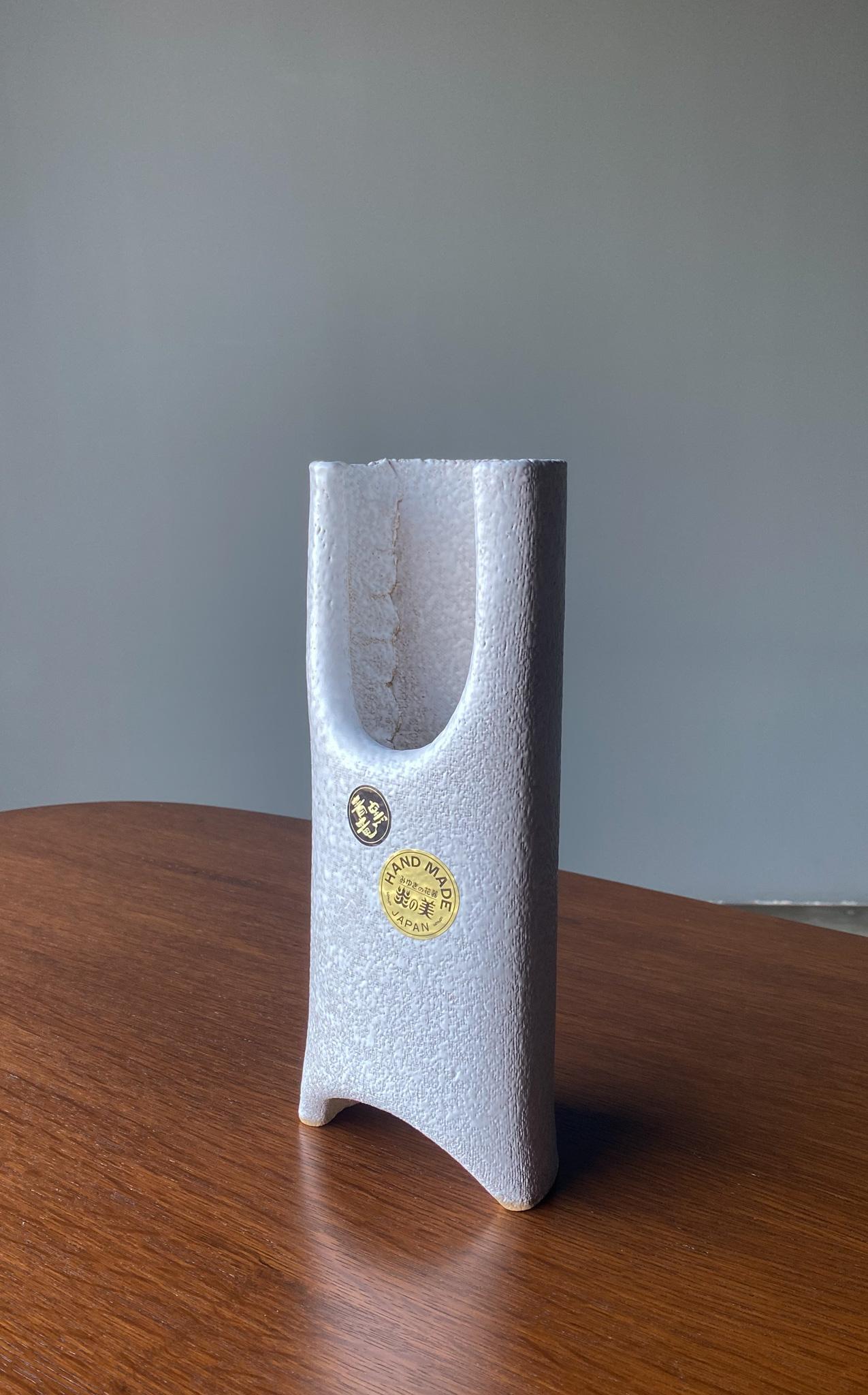 Moderne Vase Ikebana moderniste en céramique fait à la main, Japon, 20e siècle en vente