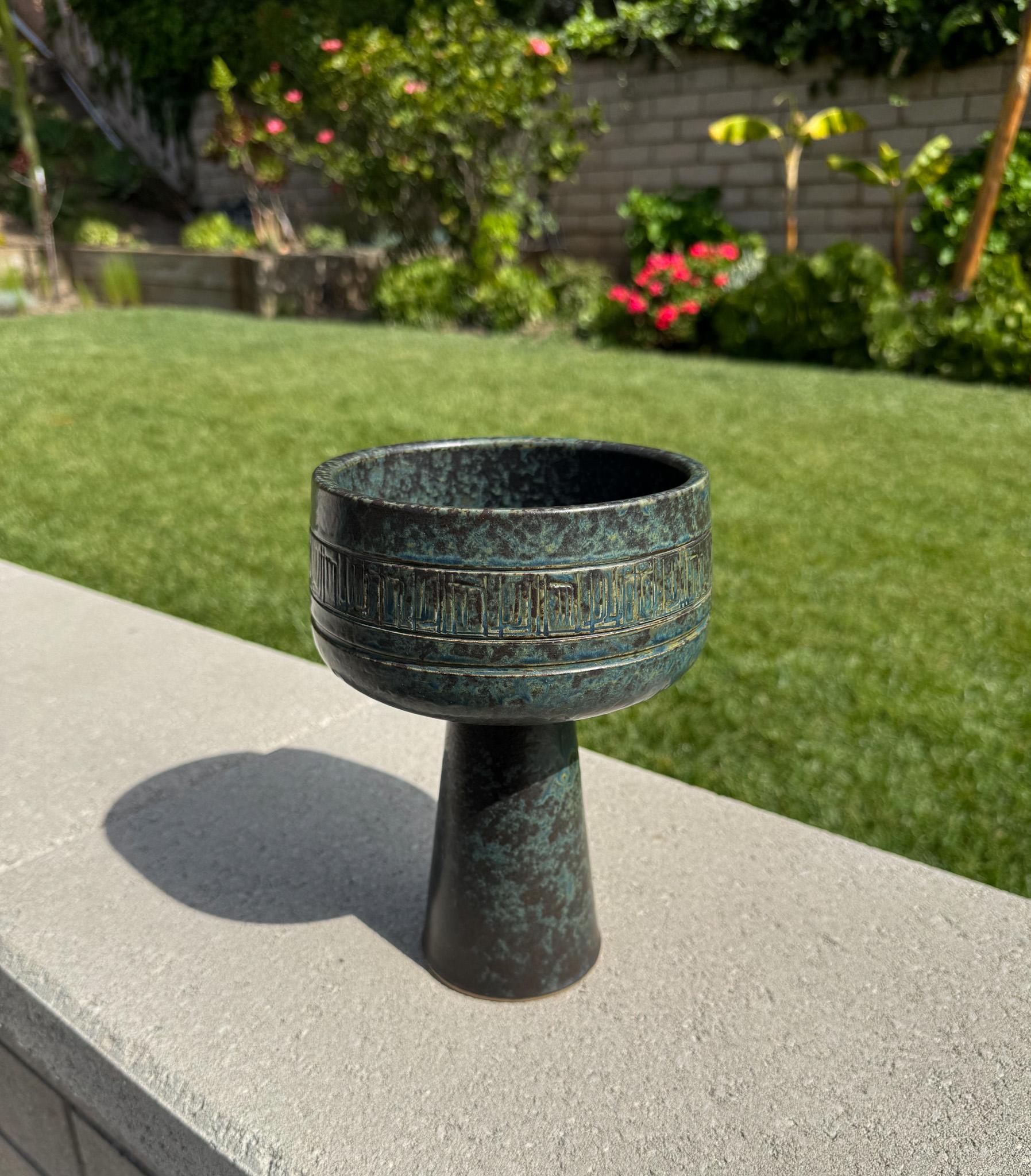 Toyo Modernist Japanische Ikebana-Keramik-Kelchvase, ca. 1965 im Zustand „Gut“ im Angebot in San Juan Capistrano, CA