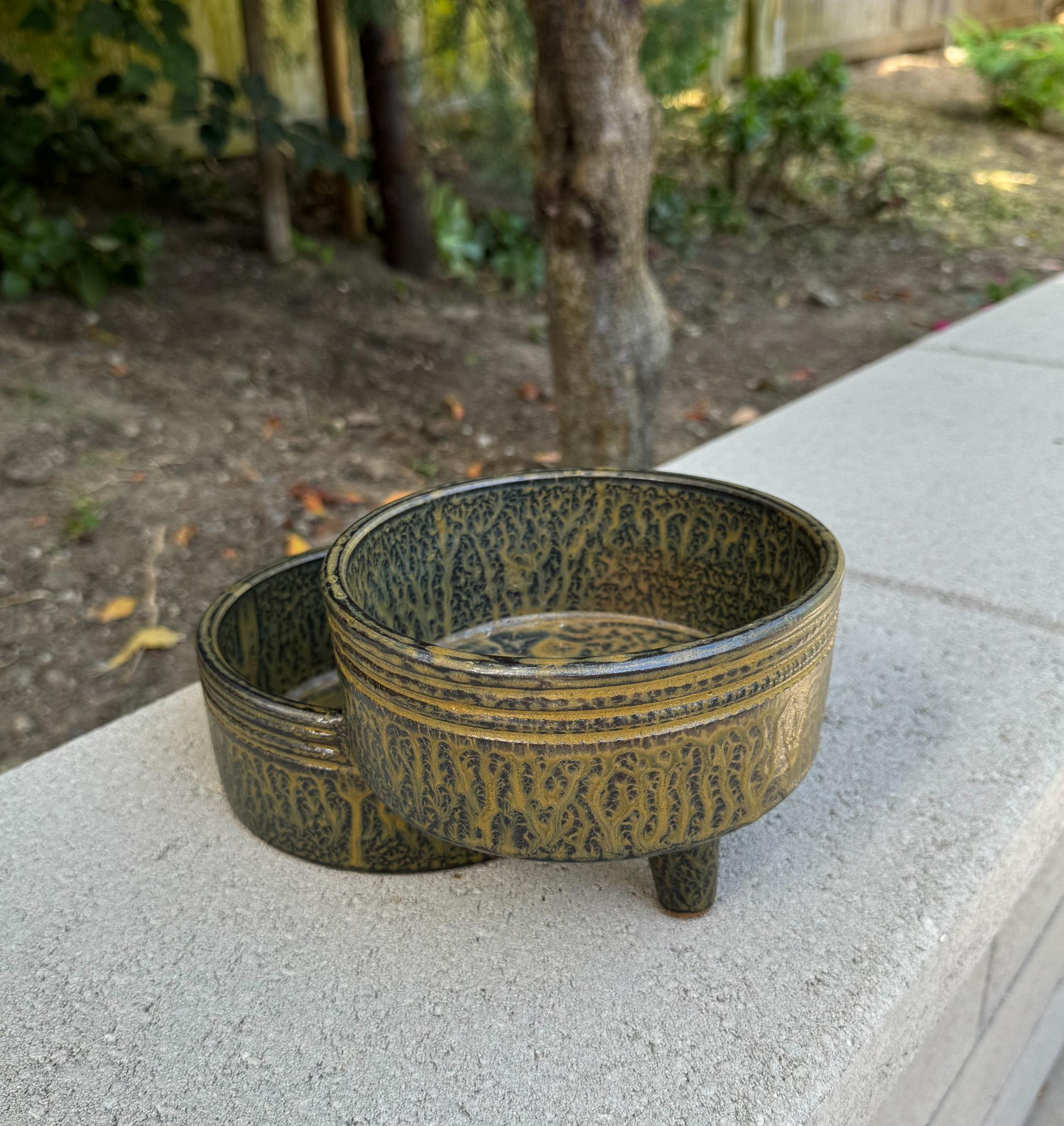 Smaltato Vaso in ceramica Ikebana modernista di Toyo a due livelli, Giappone C.C. 1965 in vendita