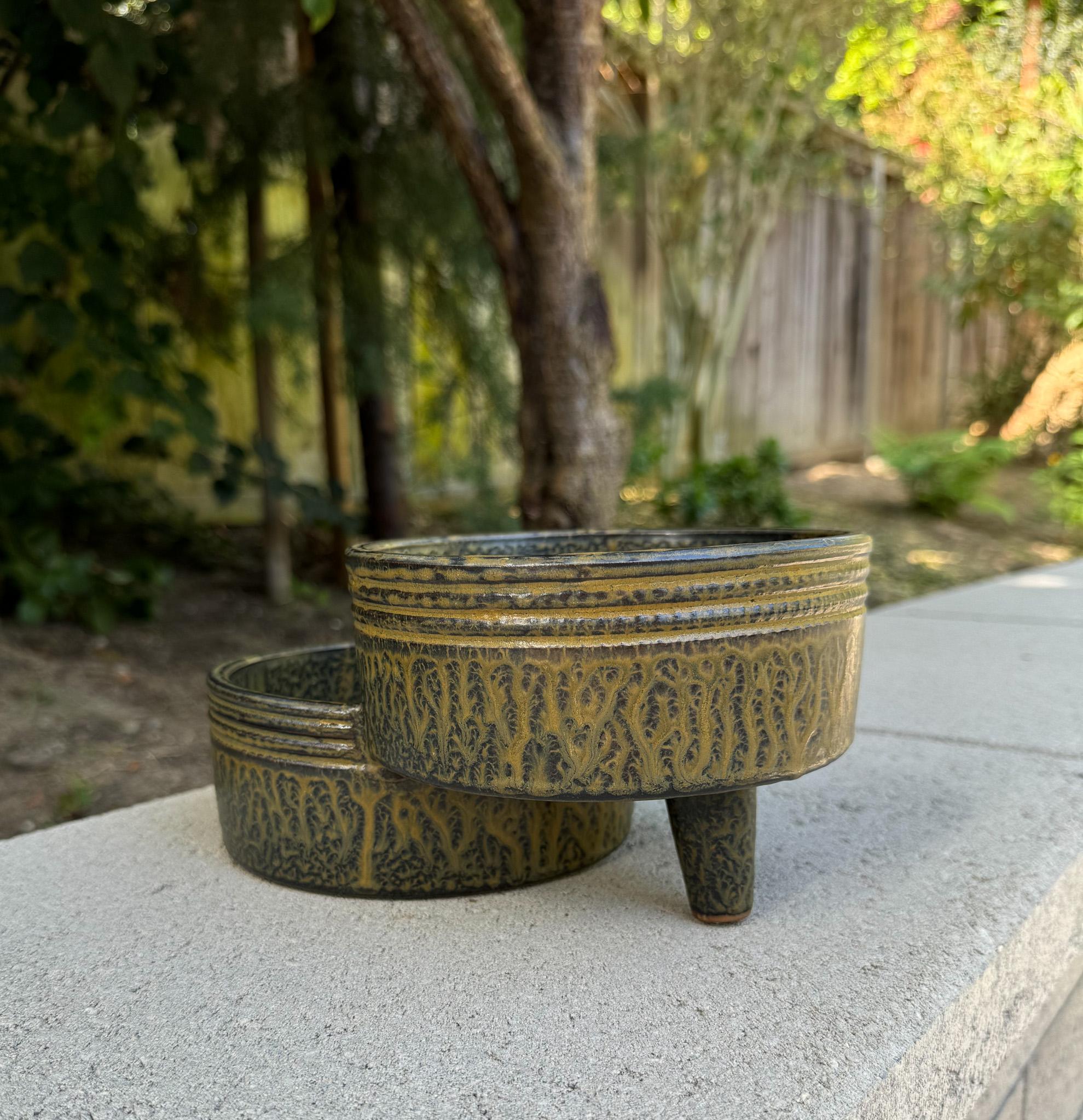 Vaso in ceramica Ikebana modernista di Toyo a due livelli, Giappone C.C. 1965 In condizioni buone in vendita a San Juan Capistrano, CA