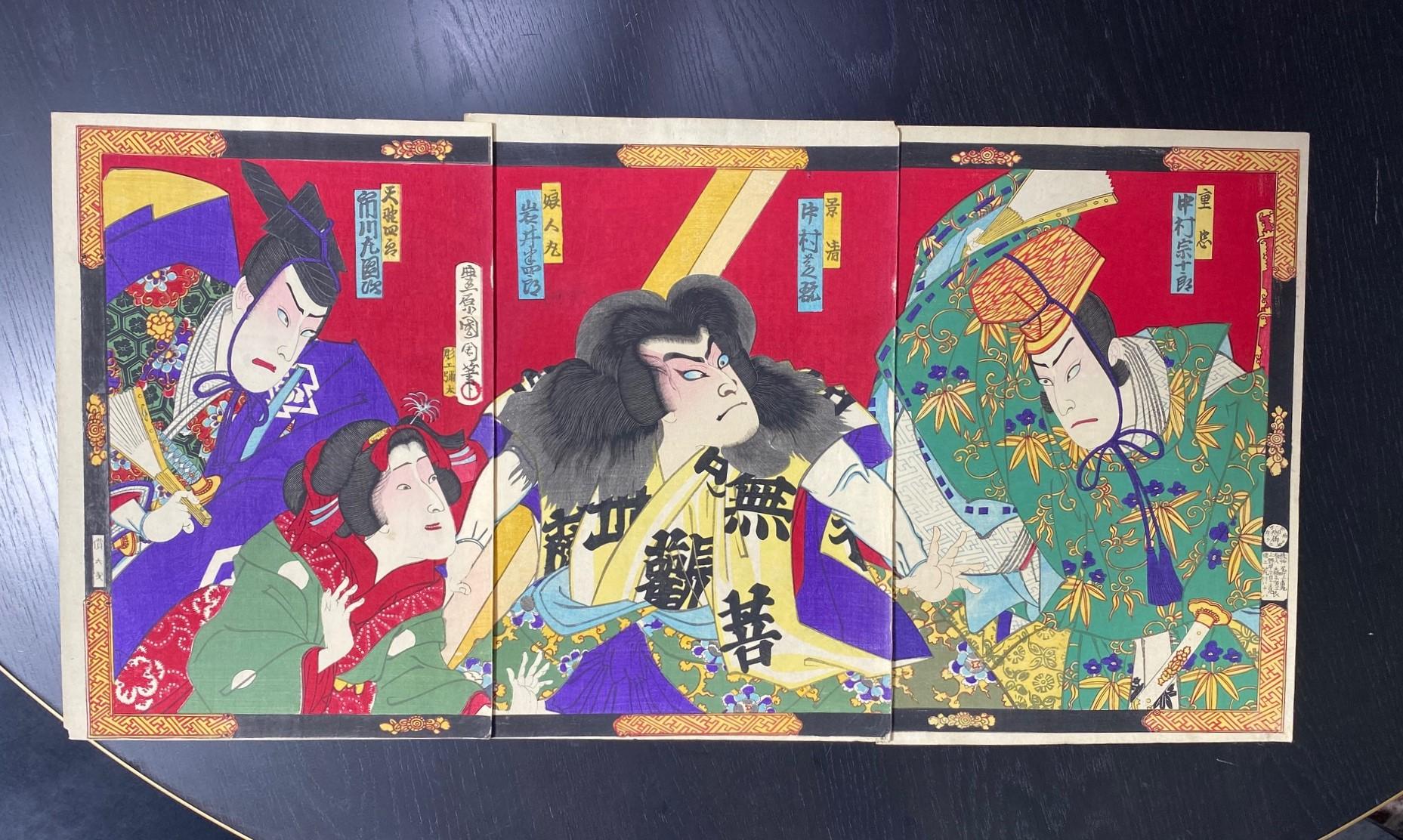 Ein wunderbar komponierter, wunderschöner und farbenprächtiger Triptychon-Holzschnitt des berühmten japanischen Künstlers Toyohara Kunichika, der vier dramatische und sehr intensive Kabuki-Theaterschauspieler zeigt.  Die auffälligen und kräftigen