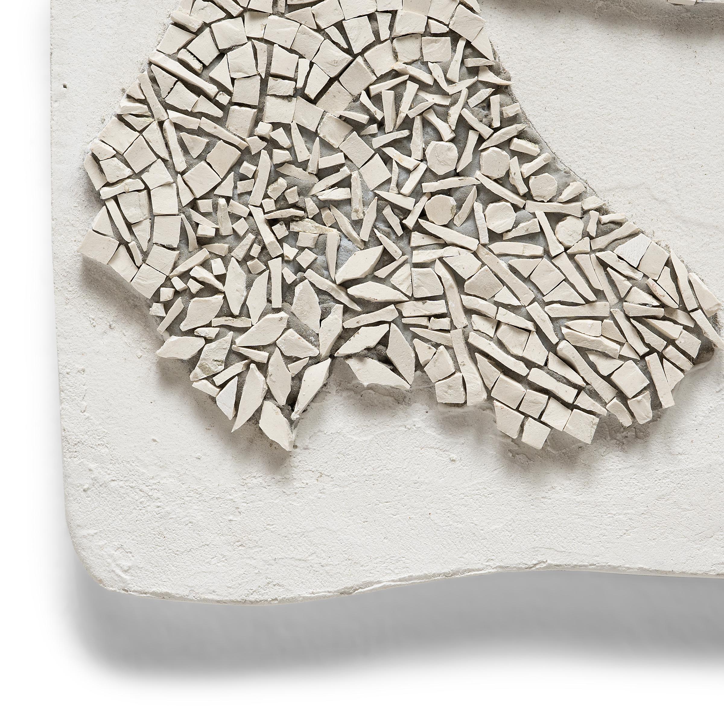 Intrincadas, etéreas y de gran textura, las composiciones abstractas del artista japonés del mosaico Toyoharu Kii reflejan un sofisticado enfoque del arte técnico de la elaboración del mosaico. De formación clásica en Florencia (Italia), Kii crea
