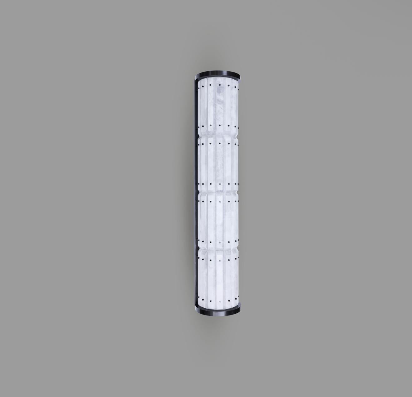 Un gran aplique moderno de cristal de roca con acabado de latón envejecido. Creado por Phoenix Gallery.
Dos enchufes instalados. Utiliza cuatro bombillas LED estilo tubo largo, 320 vatios en total. 

Acabado personalizado a petición 