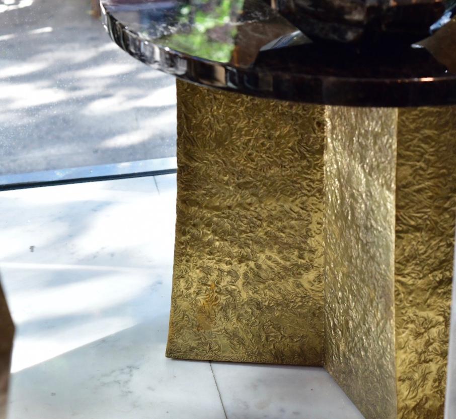 Pair of tri plane table with hammered polish brass stand. Smoky dark
Rock crystal top. Created by Phoenix Gallery.
Custom size and finish upon request.