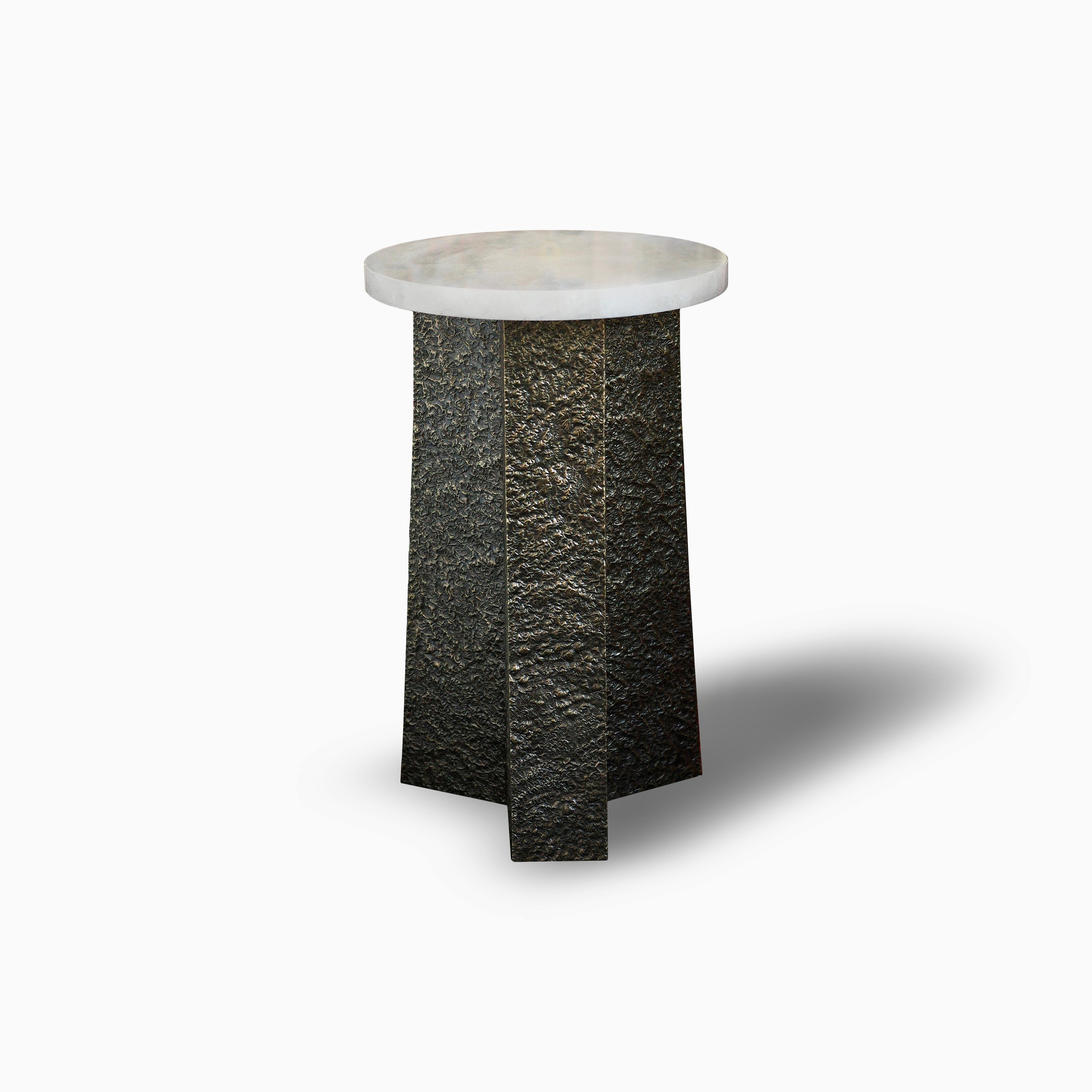 Piano del tavolo in cristallo di rocca con base in ottone invecchiato.
Creato da Phoenix 
Dimensioni e finiture metalliche personalizzate su richiesta.
