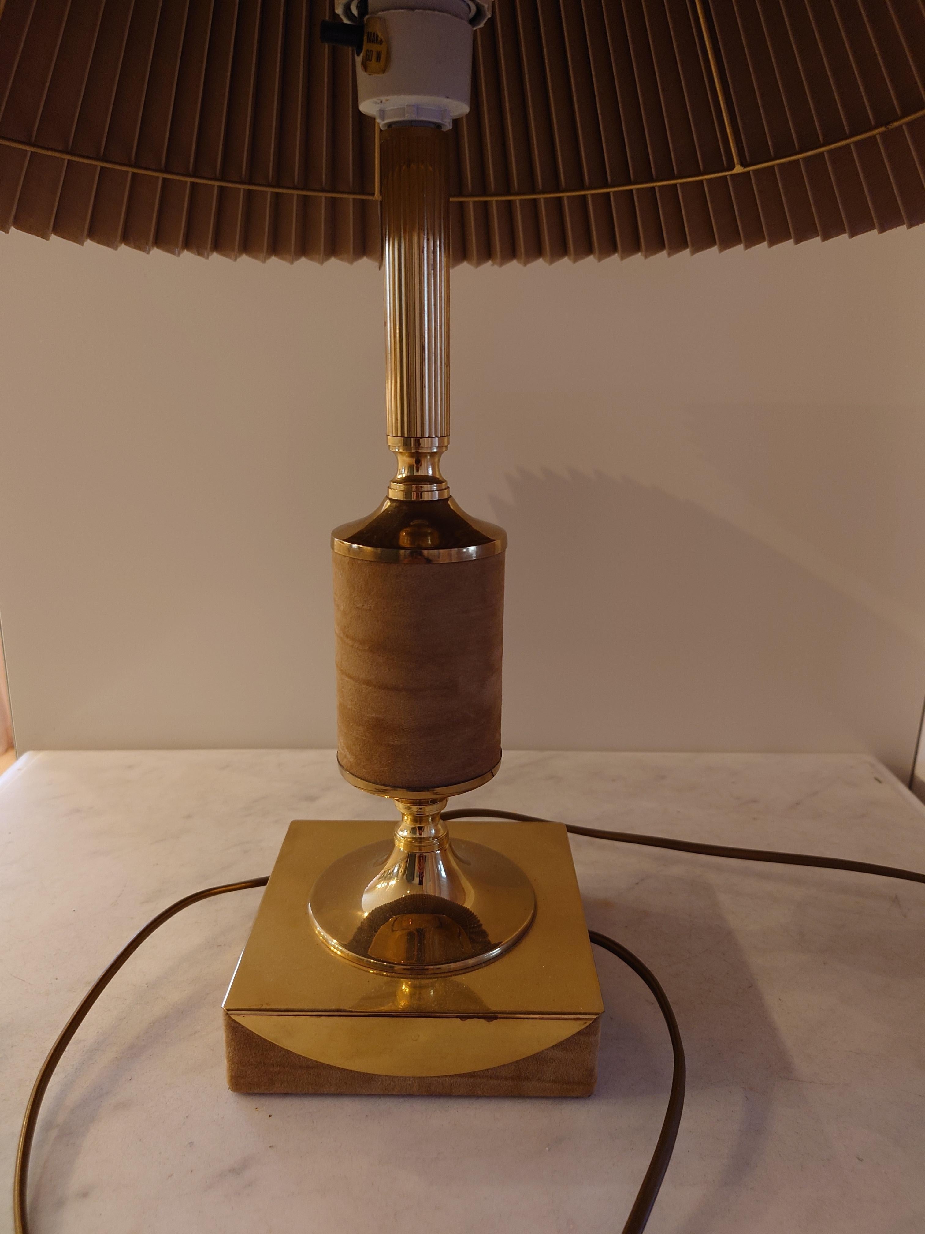 
Tr & Company est un fabricant norvégien de lampes connu pour ses designs exquis. Ils ont créé une lampe de table élégante en laiton massif, ce qui lui confère une sensation de luxe et de robustesse. La lampe est dotée d'un magnifique abat-jour
