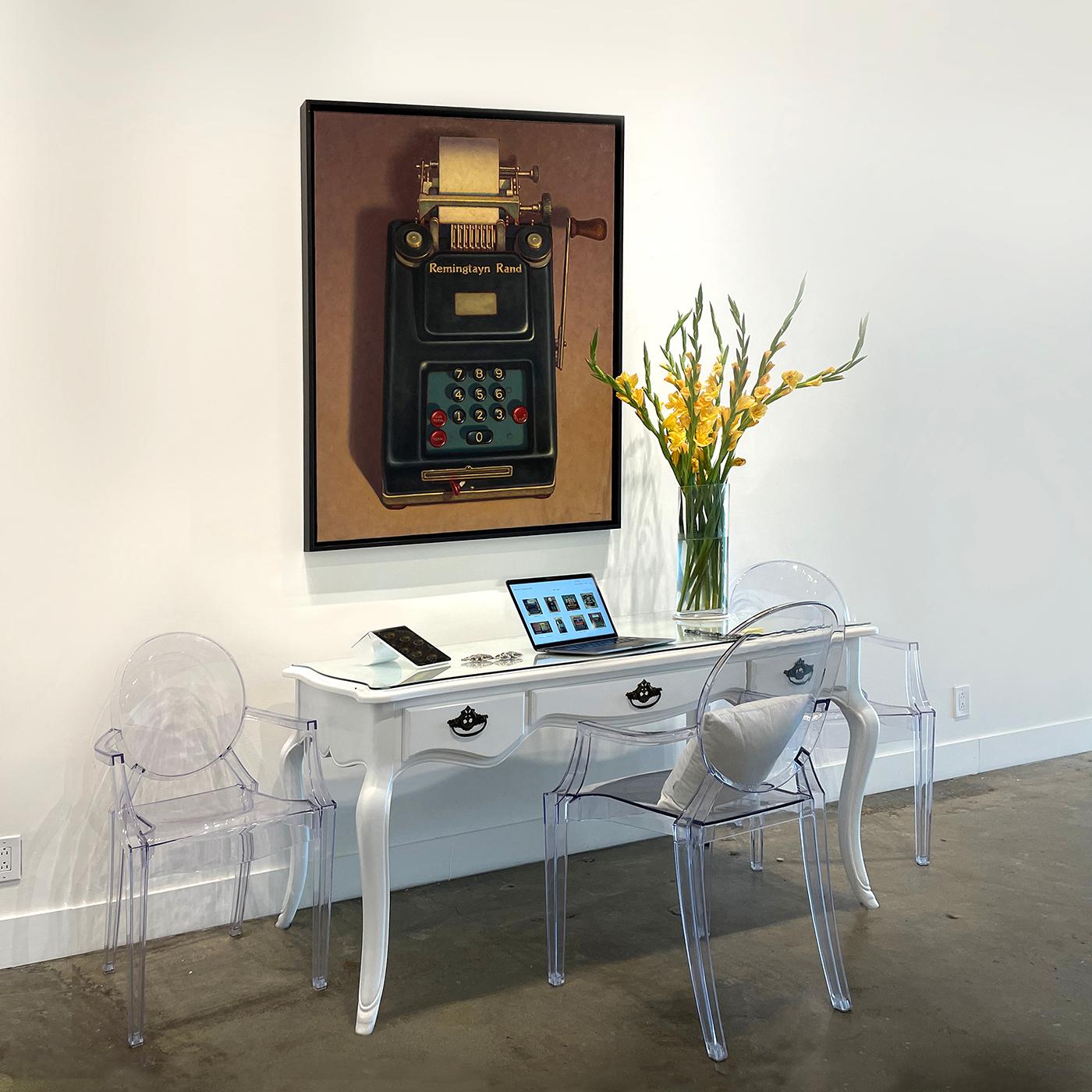 Cold Calculator - Pop-Realismus aus der Jahrhundertmitte, alte Rechenmaschine, Öl auf Leinen (Braun), Still-Life Painting, von TR Colletta