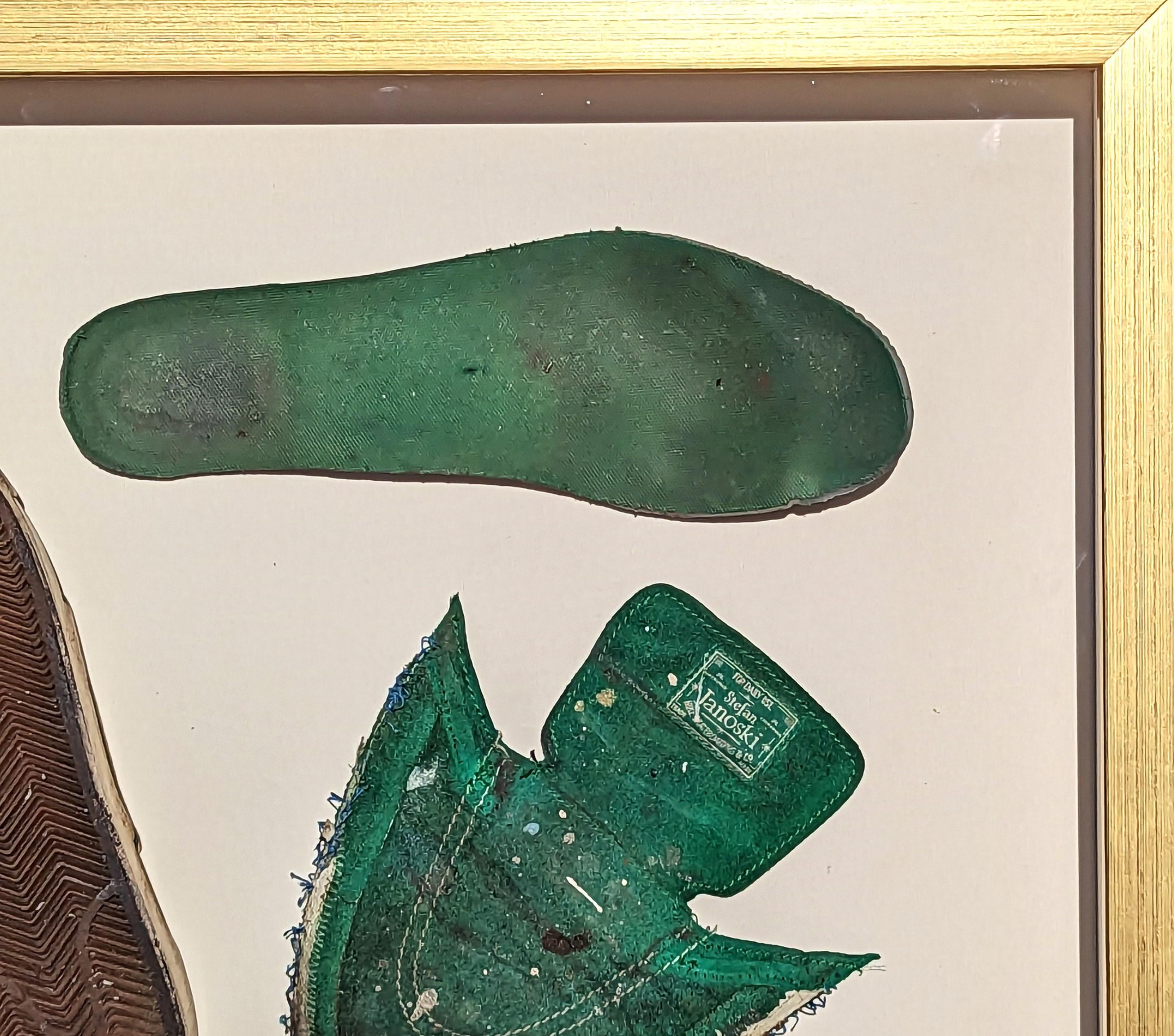 Zeitgenössisches dekonstruiertes Gemälde in Mischtechnik und gefundenem Objekt, grünes Schuh im Angebot 1